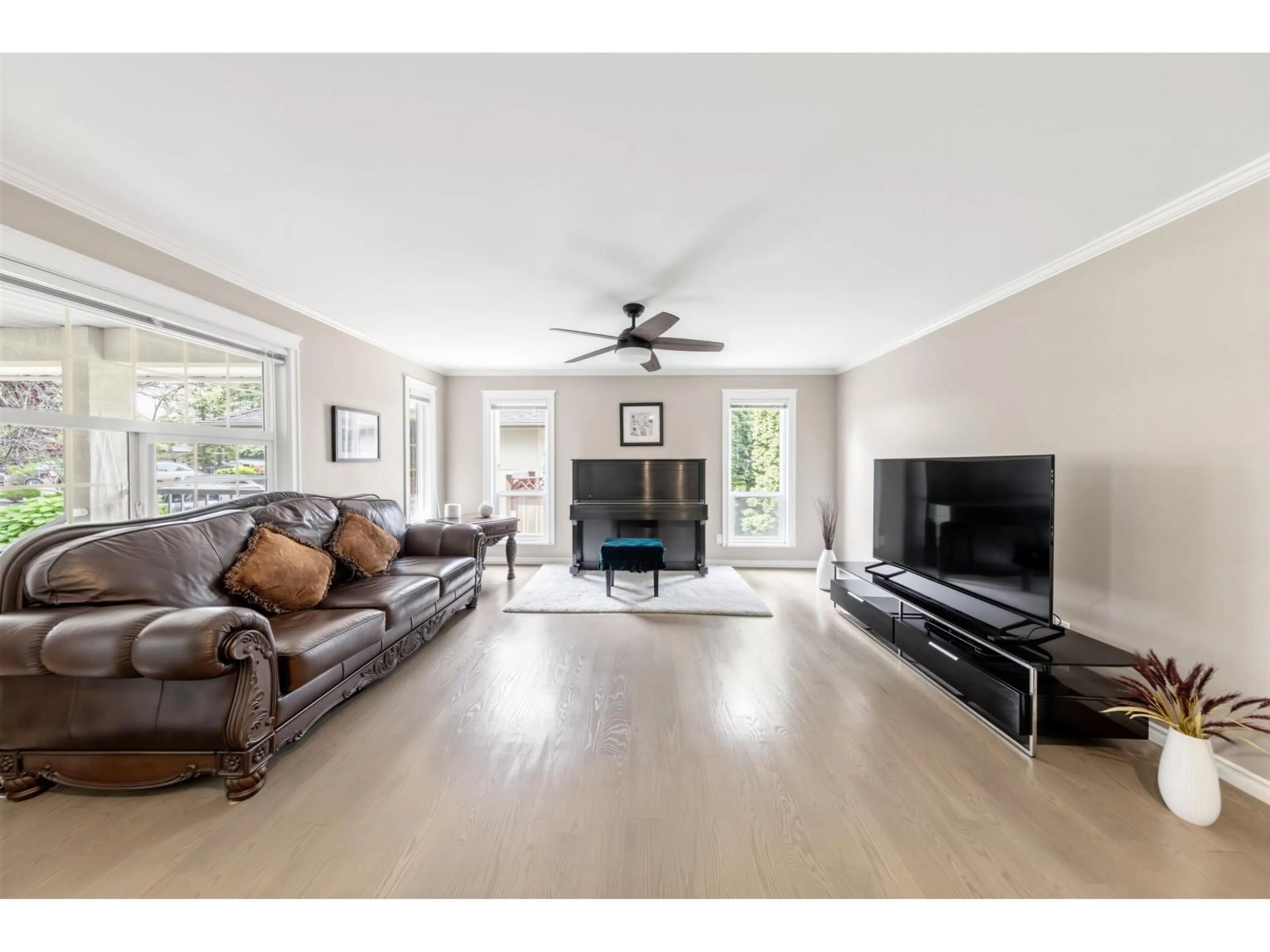 Living room with furniture, unknown for 20621 91 AVENUE, Langley British Columbia V1M2X1