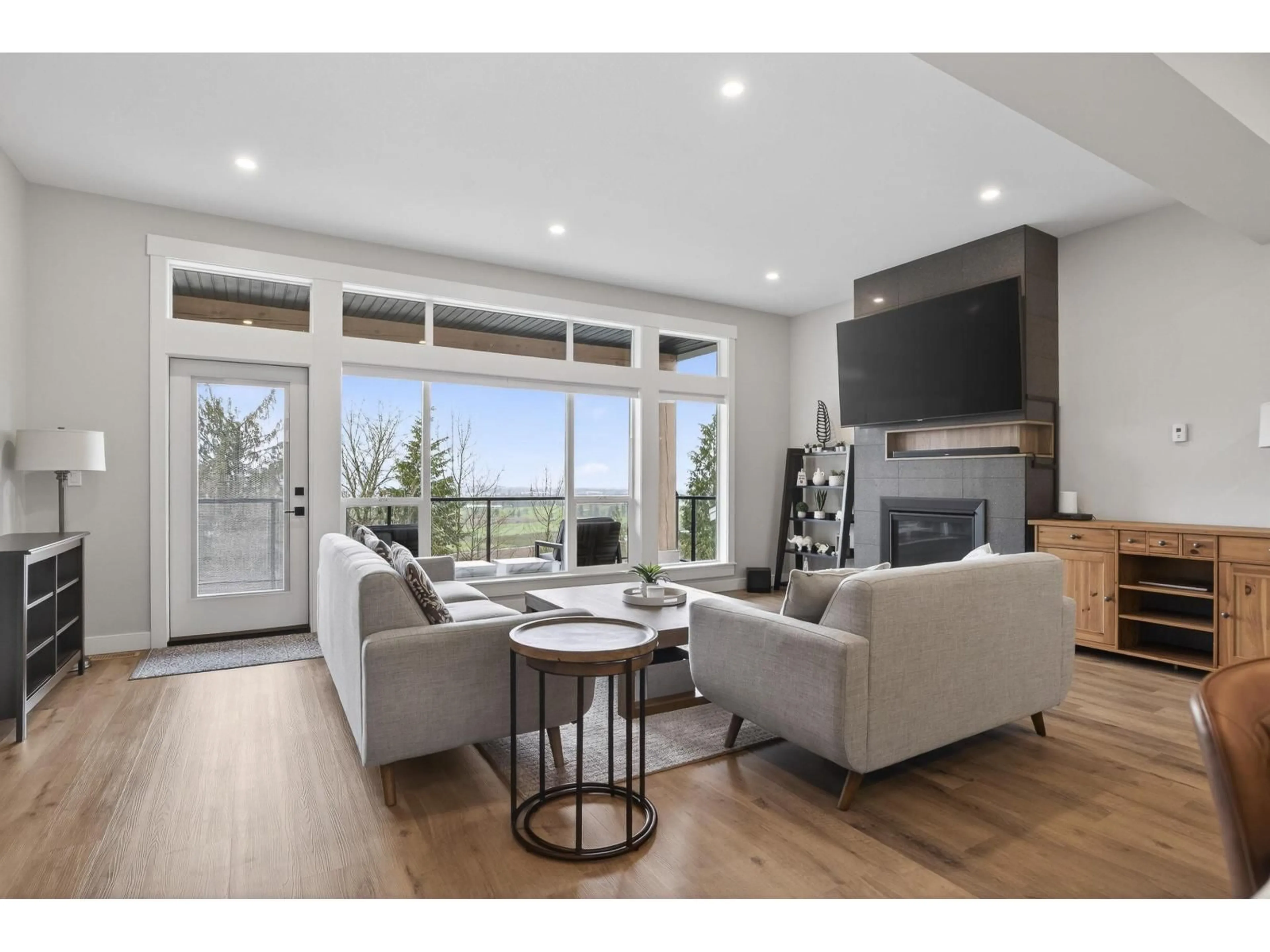 Living room with furniture, wood/laminate floor for 5 - 6262 REXFORD DRIVE, Chilliwack British Columbia V2R6B4