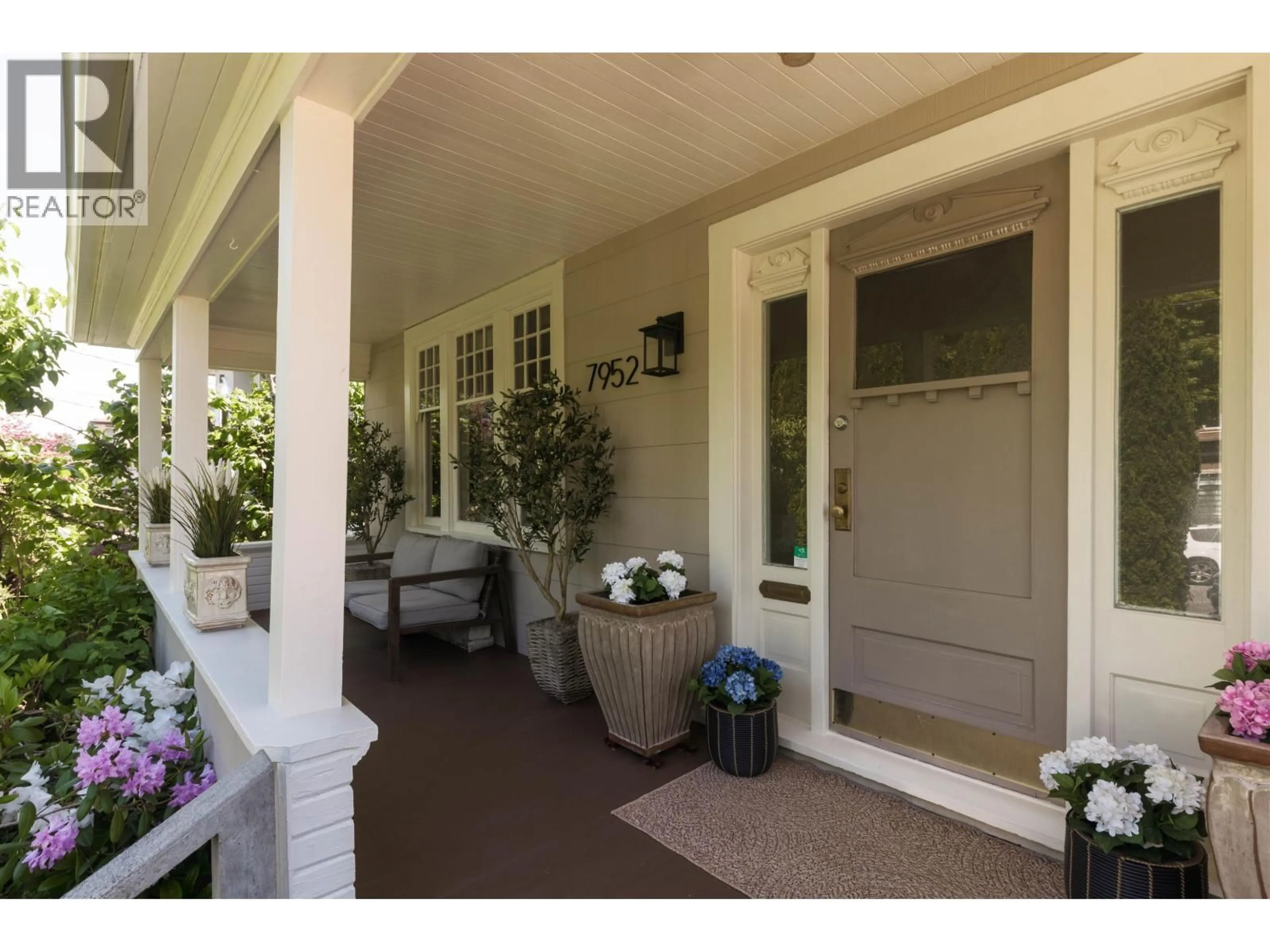 Indoor entryway for 7952 15TH AVENUE, Burnaby British Columbia V3N1X1