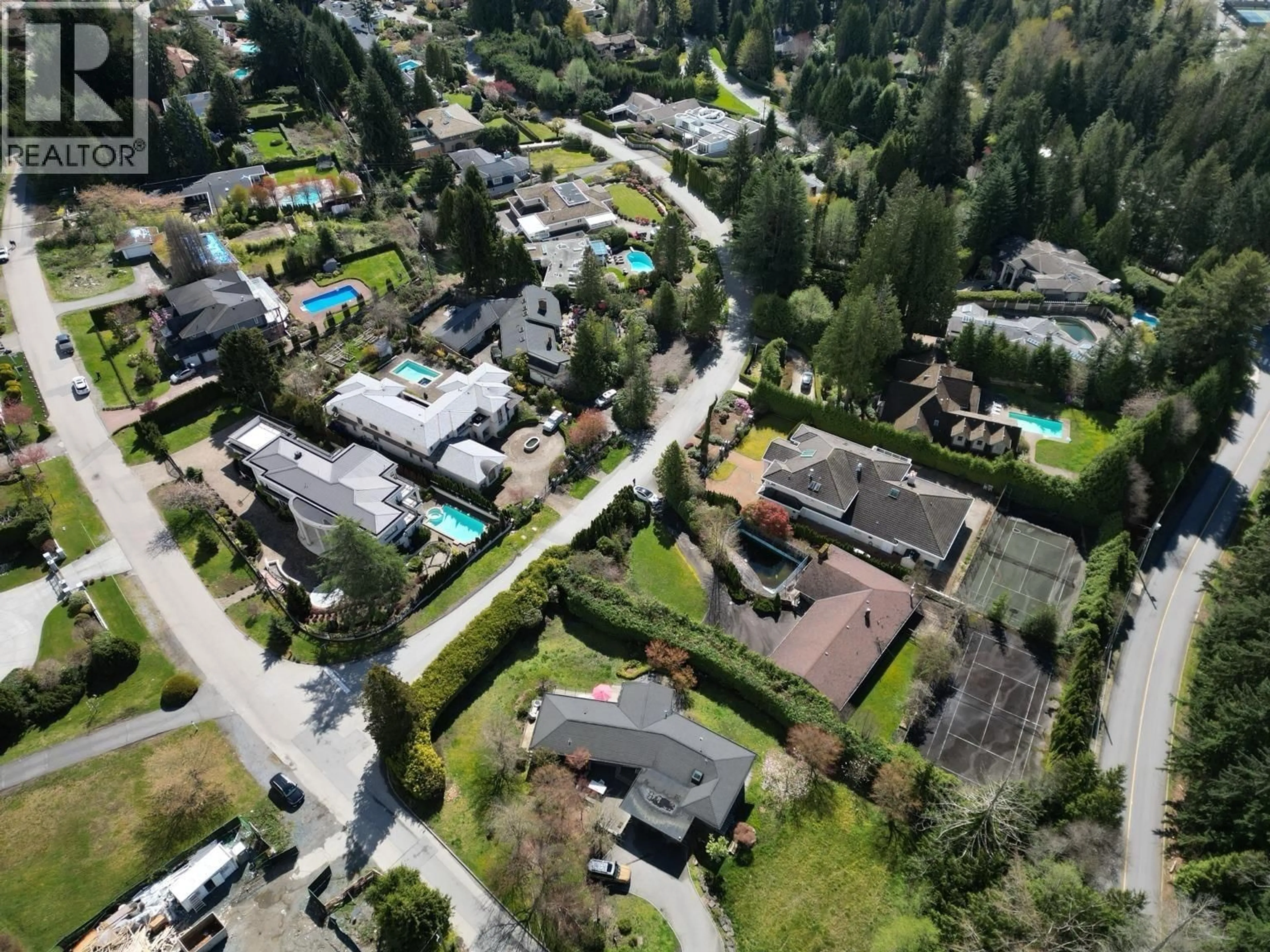 A pic from outside/outdoor area/front of a property/back of a property/a pic from drone, street for 960 PYRFORD ROAD, West Vancouver British Columbia V7S2A1