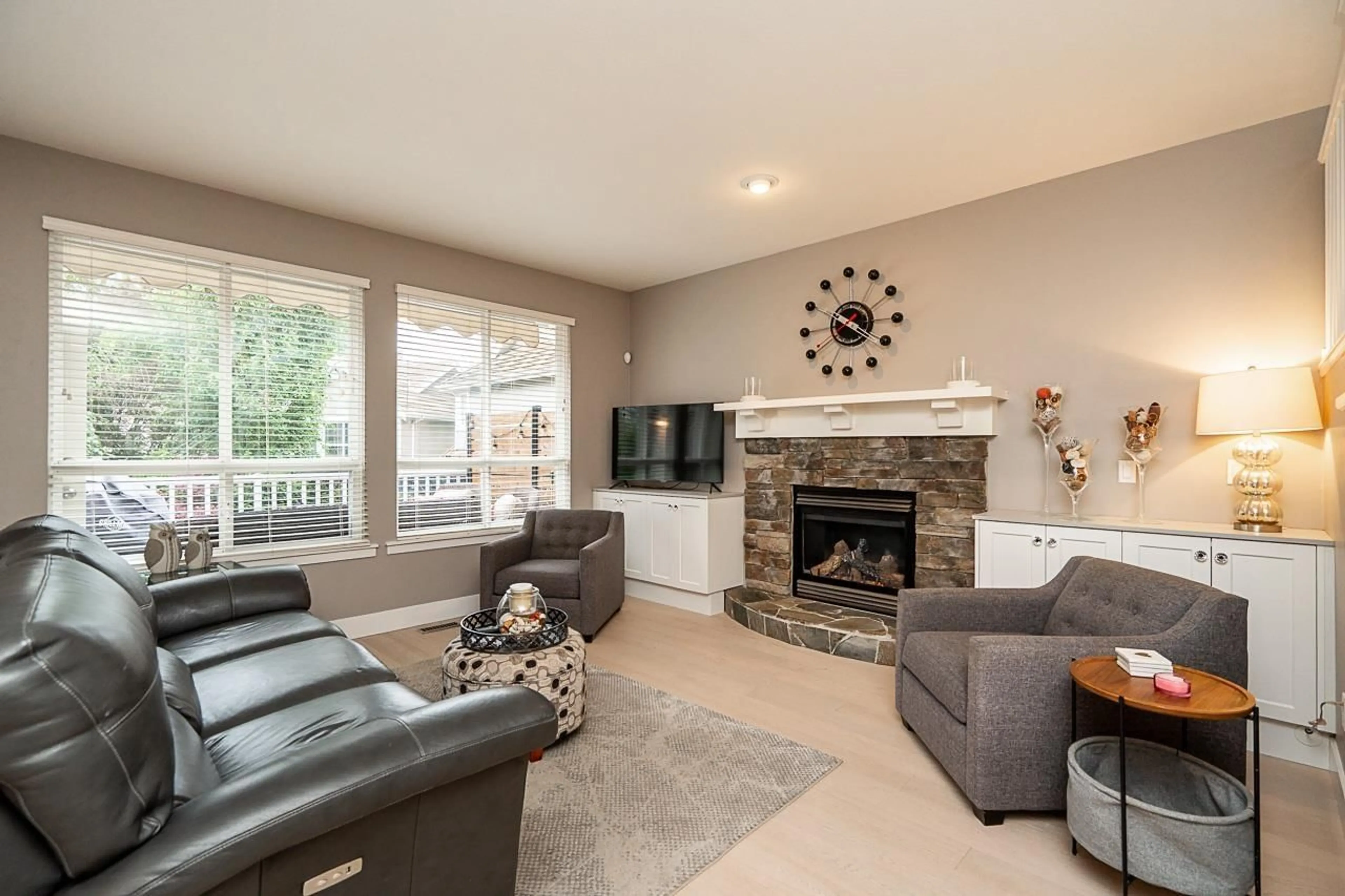 Living room with furniture, unknown for 72 - 15288 36 AVENUE, Surrey British Columbia V3Z0S6