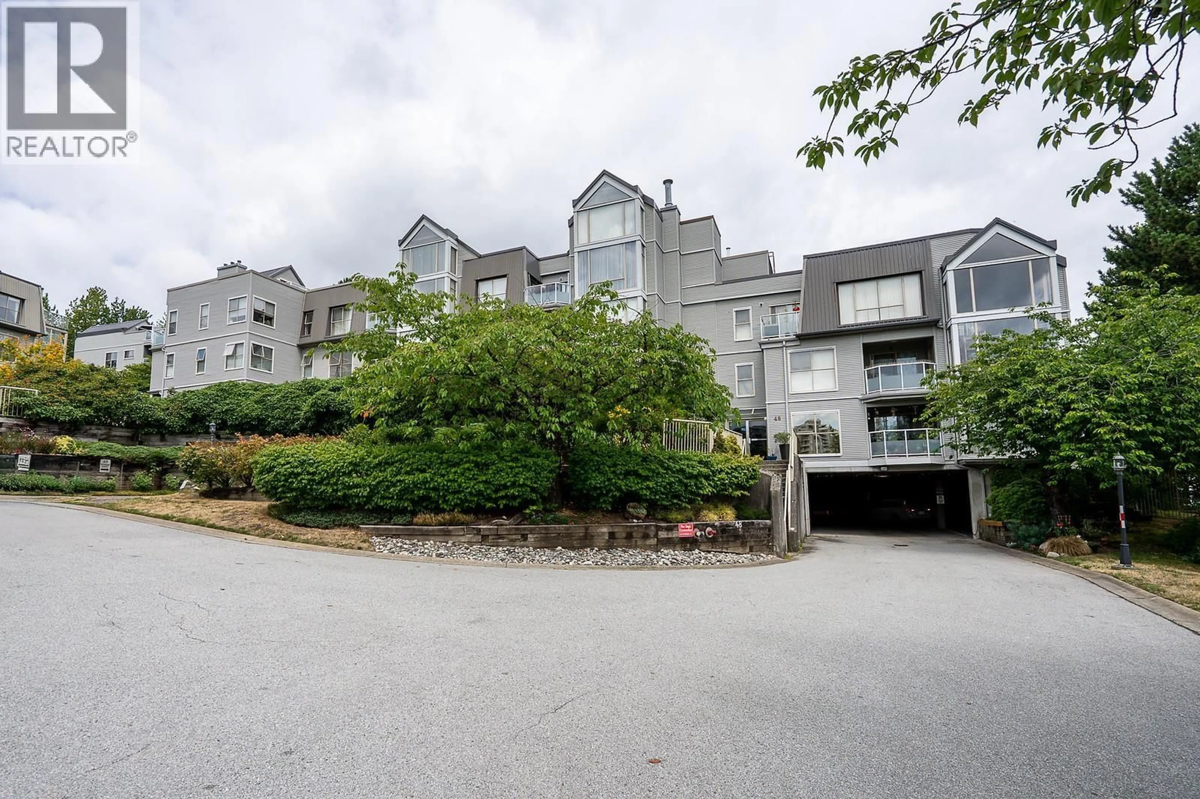 A pic from outside/outdoor area/front of a property/back of a property/a pic from drone, mountain view for 406 - 48 RICHMOND STREET, New Westminster British Columbia V3L5P4