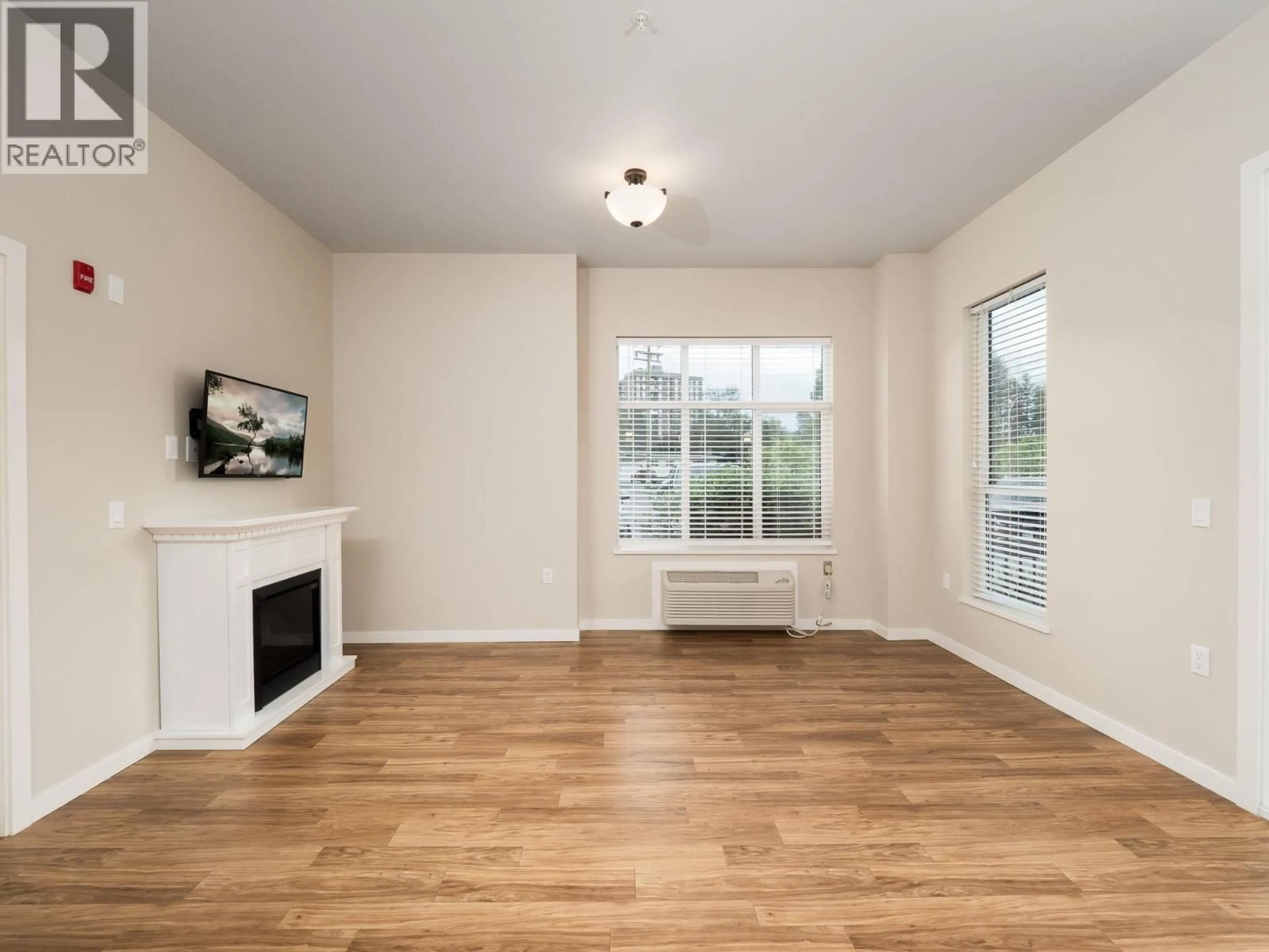 Living room with furniture, wood/laminate floor for 105 - 1444 20TH AVENUE, Prince George British Columbia V2L0C9