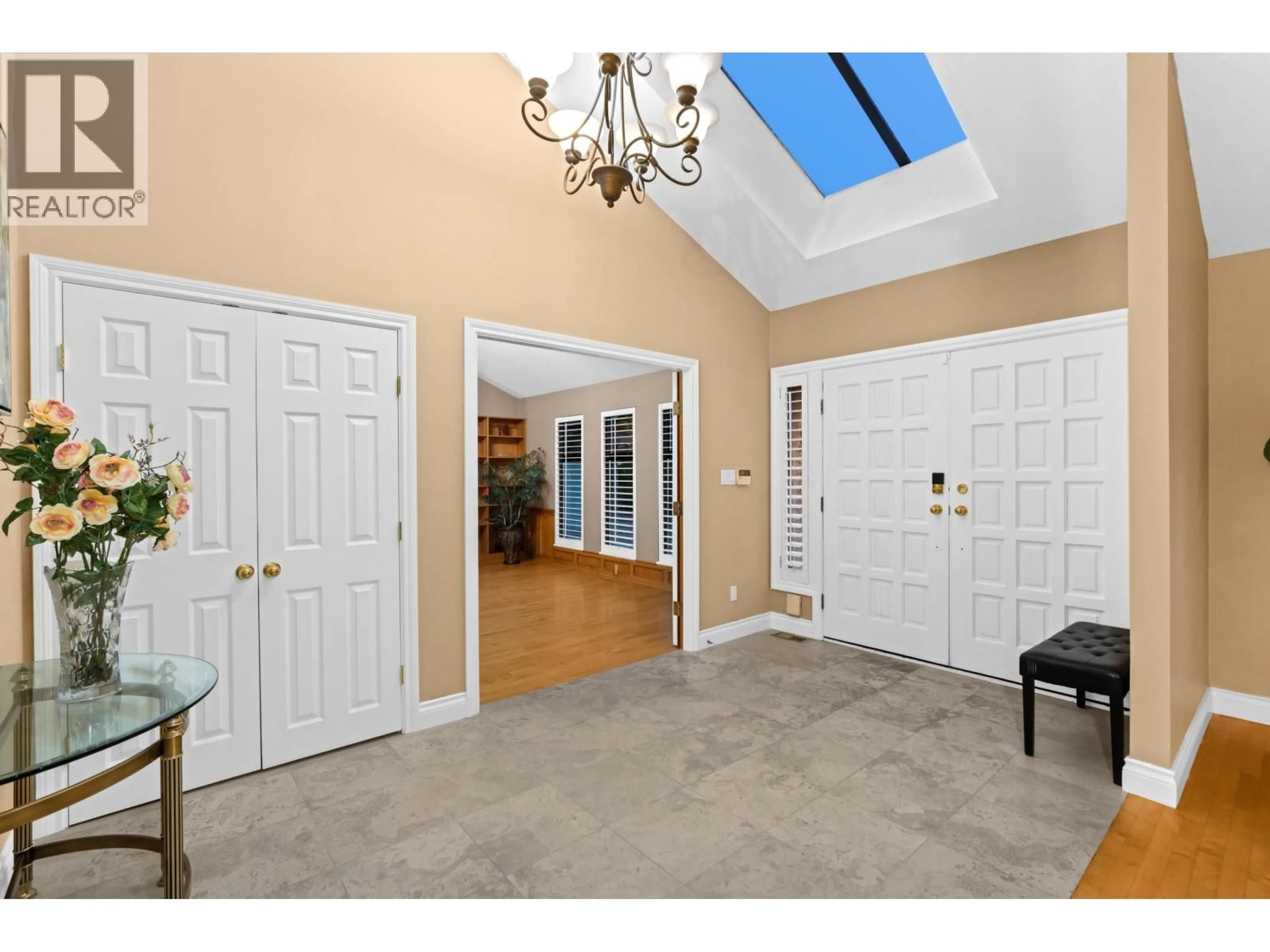 Indoor foyer for 1285 CHARTWELL CRESCENT, West Vancouver British Columbia V7S2P9