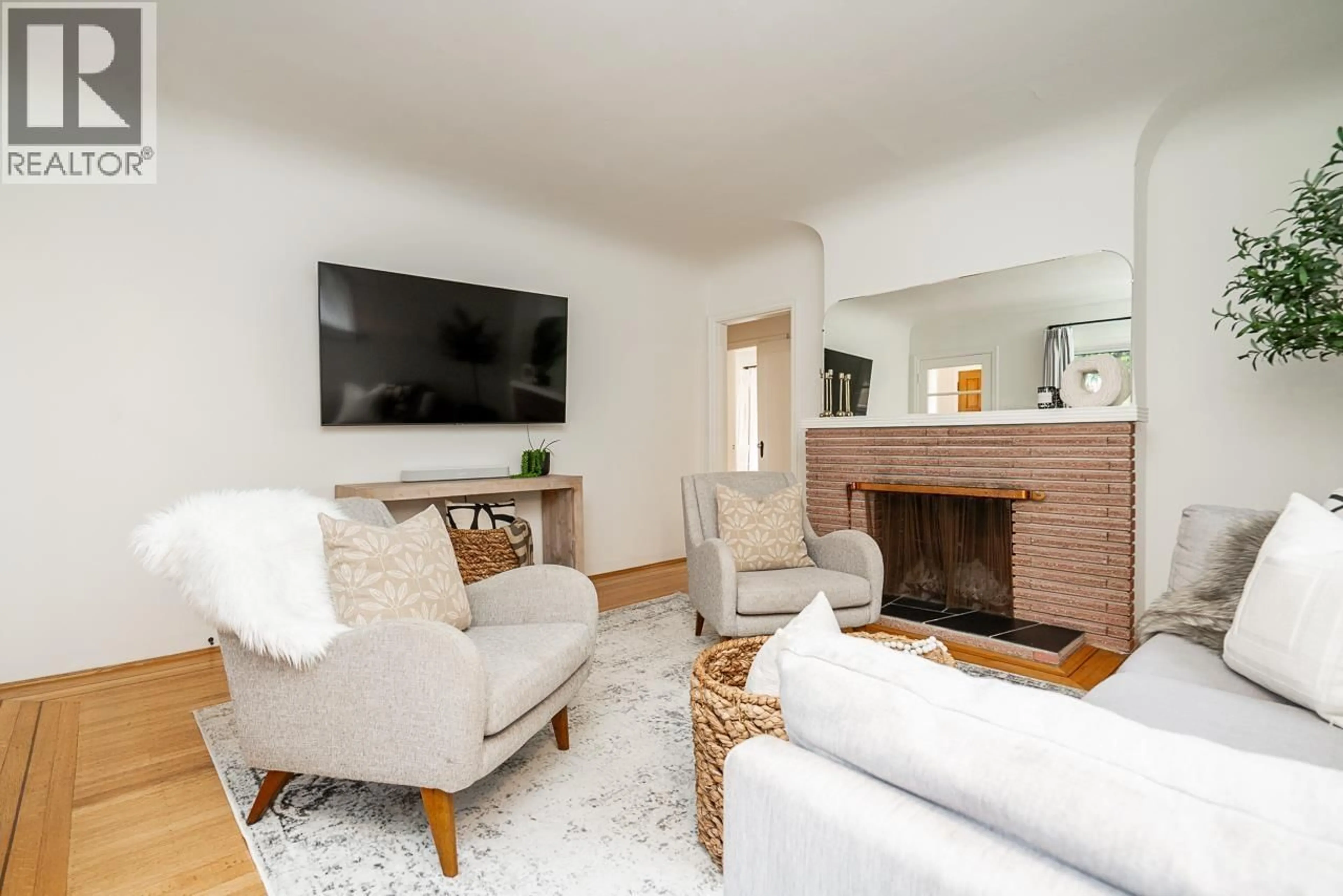 Living room with furniture, unknown for 134 40TH AVENUE, Vancouver British Columbia V5Y2R2