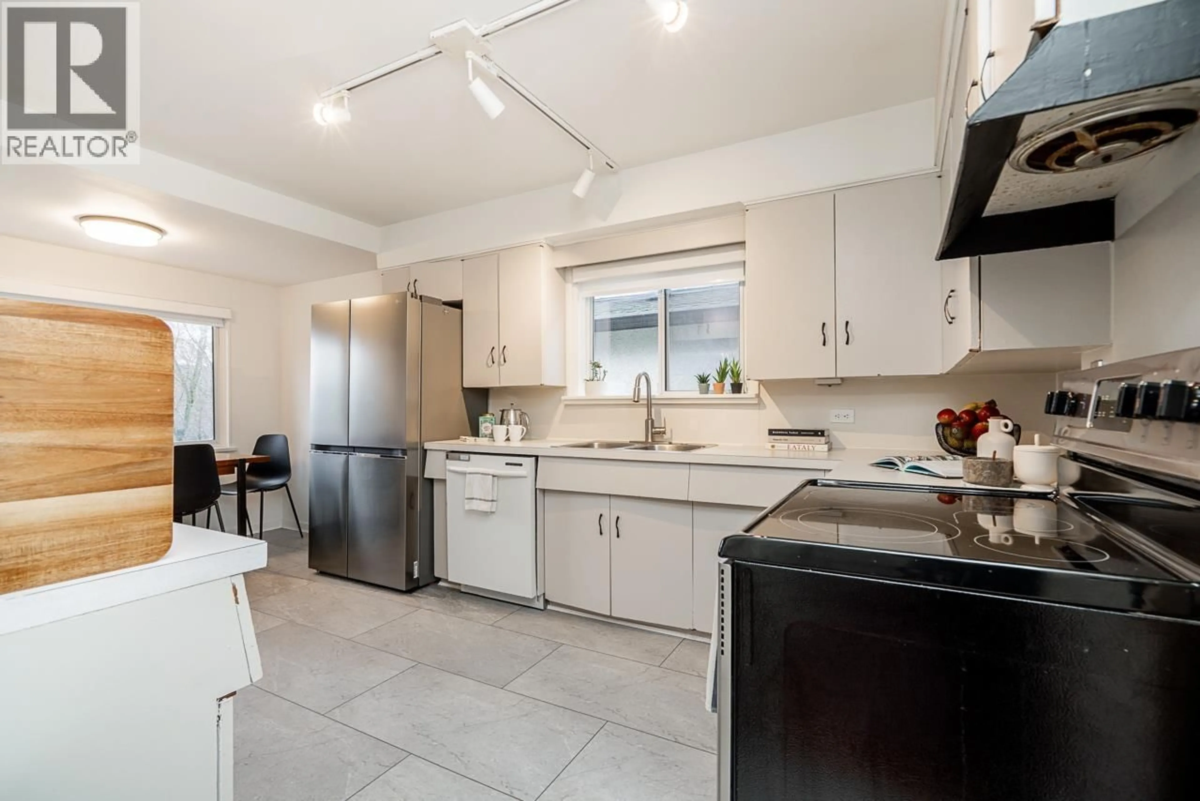Open concept kitchen, ceramic/tile floor for 134 40TH AVENUE, Vancouver British Columbia V5Y2R2