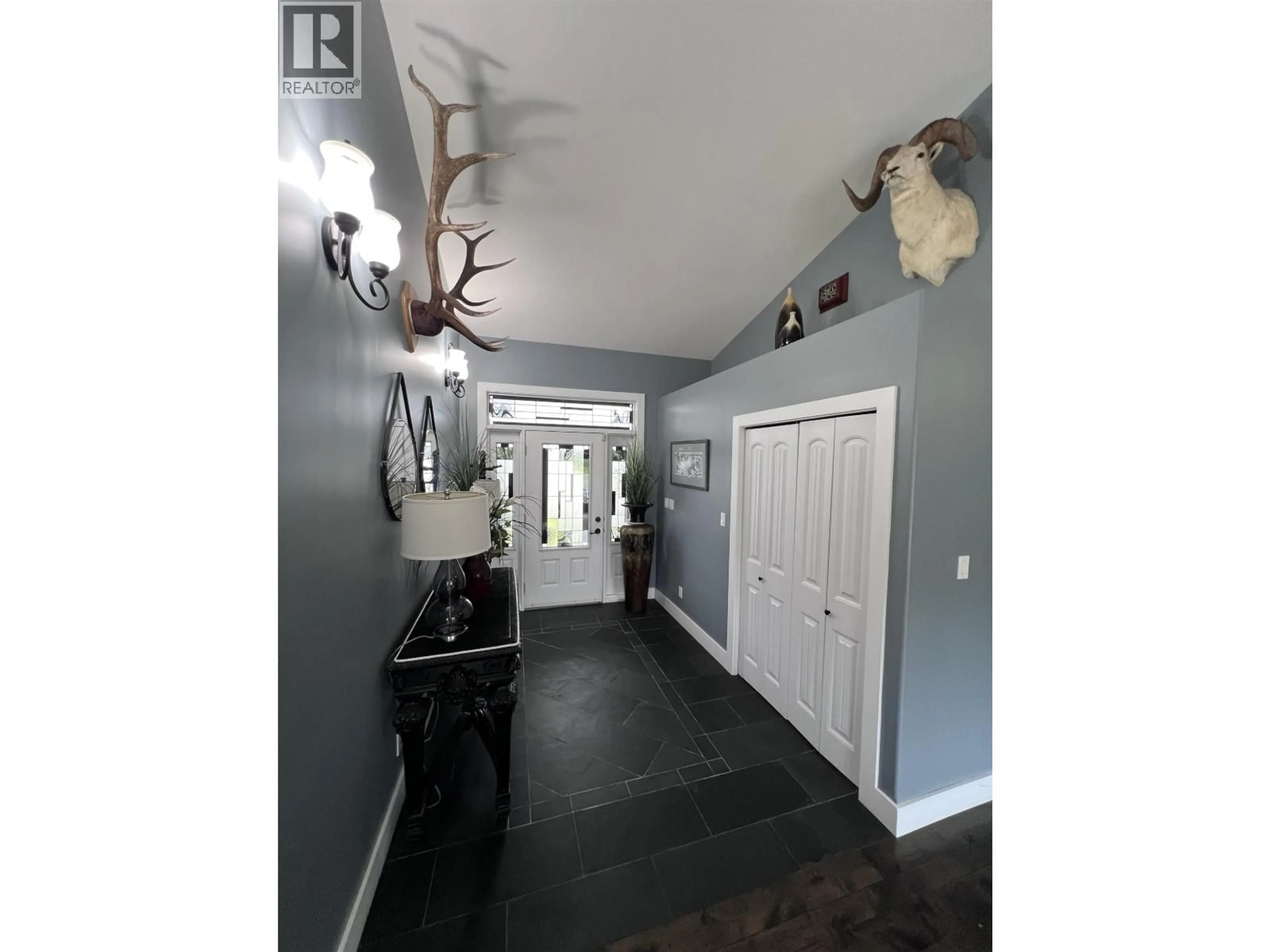 Indoor entryway for 15 - 6550 OLD ALASKA HIGHWAY, Fort Nelson British Columbia V0C1R0