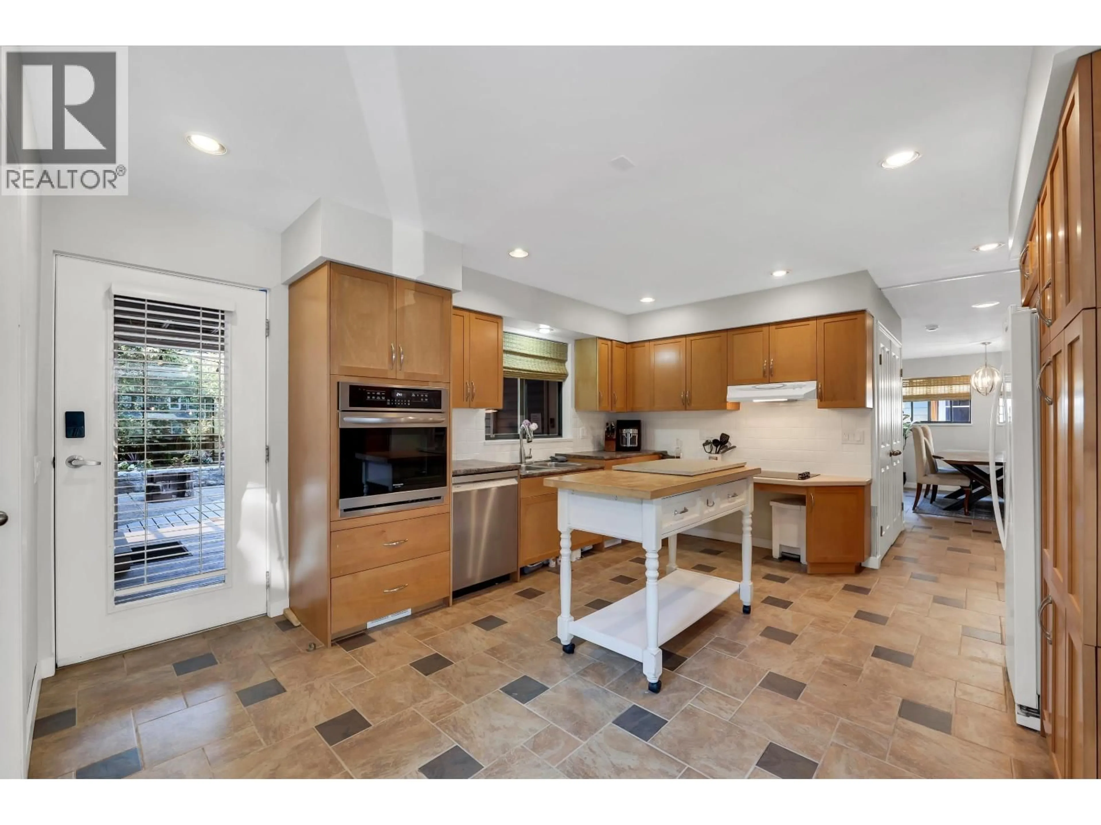 Open concept kitchen, ceramic/tile floor for 38089 GUILFORD DRIVE, Squamish British Columbia V8B0X5