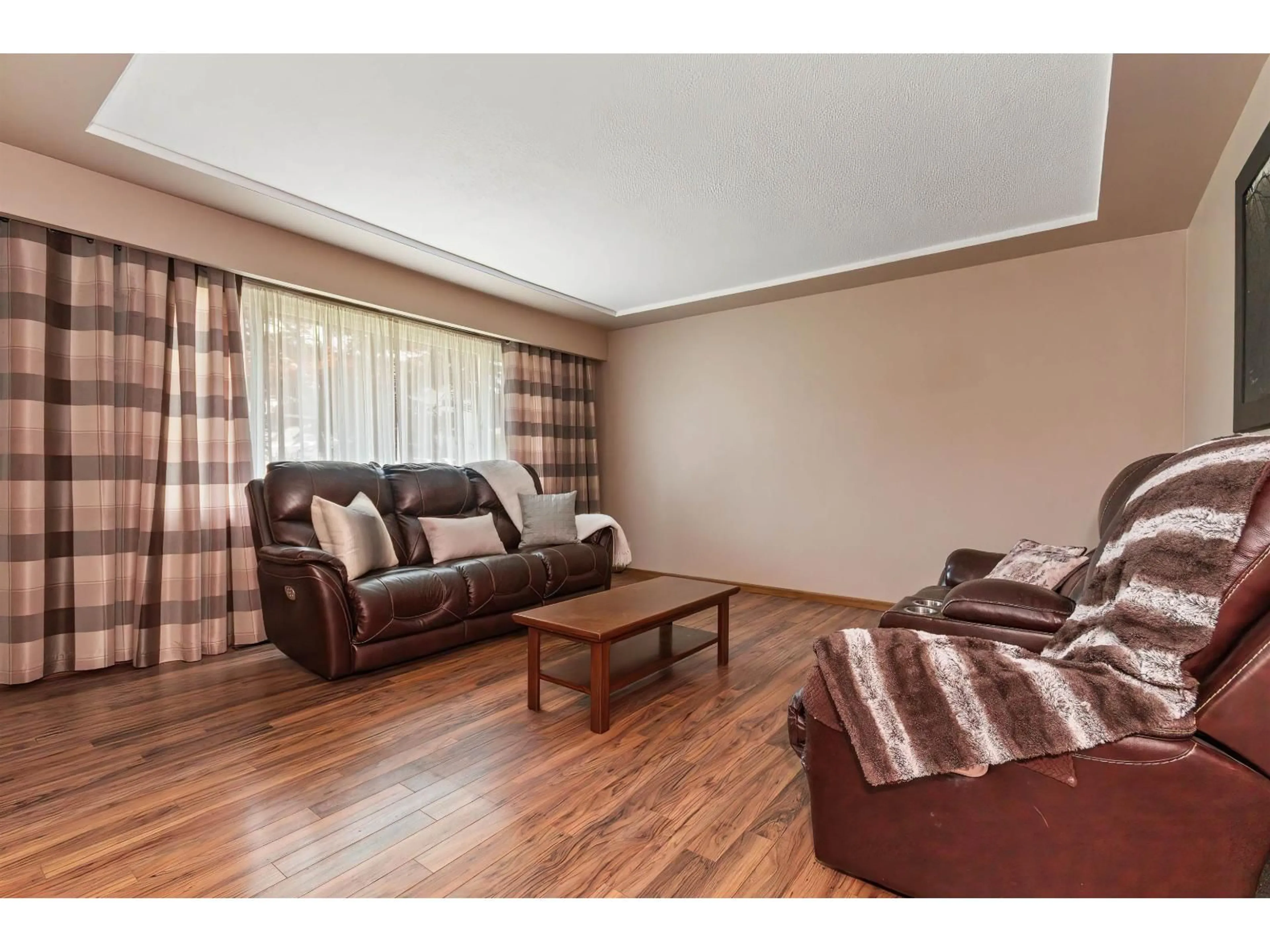 Living room with furniture, wood/laminate floor for 46439 STRATHCONA ROAD, Chilliwack British Columbia V2P3T1