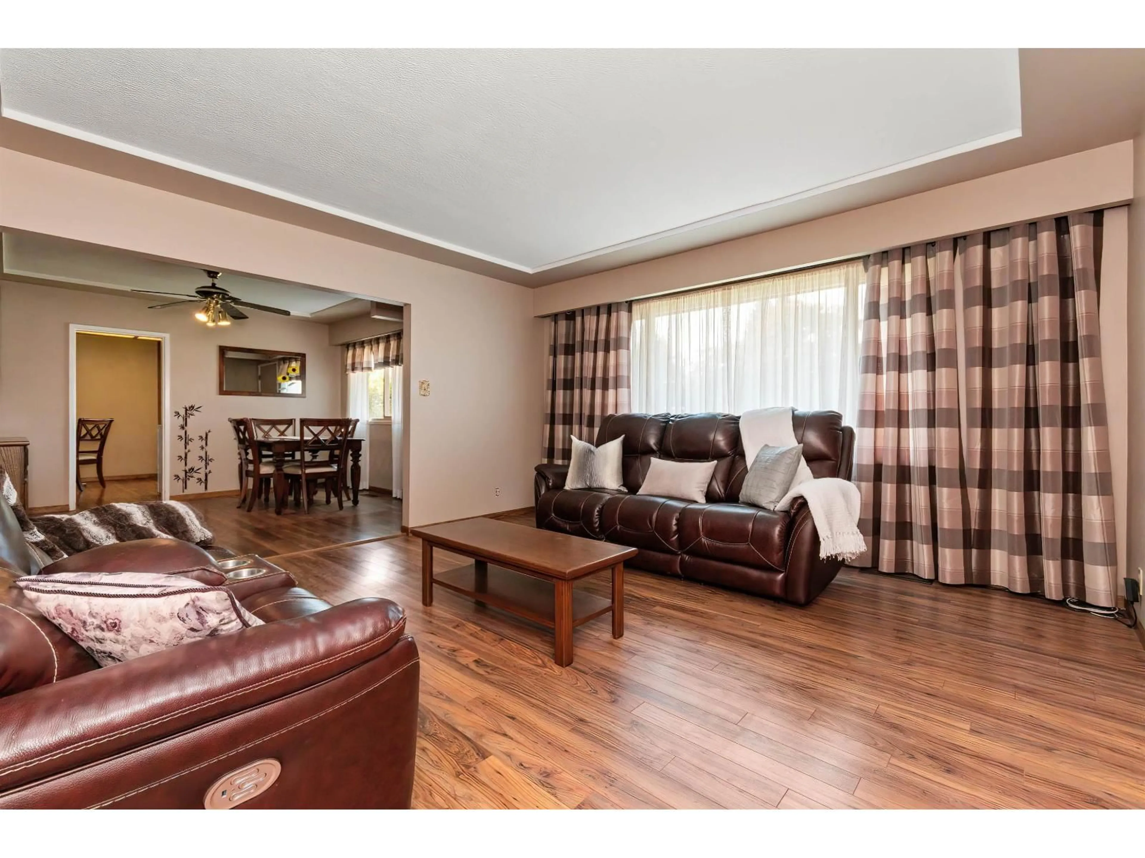 Living room with furniture, wood/laminate floor for 46439 STRATHCONA ROAD, Chilliwack British Columbia V2P3T1