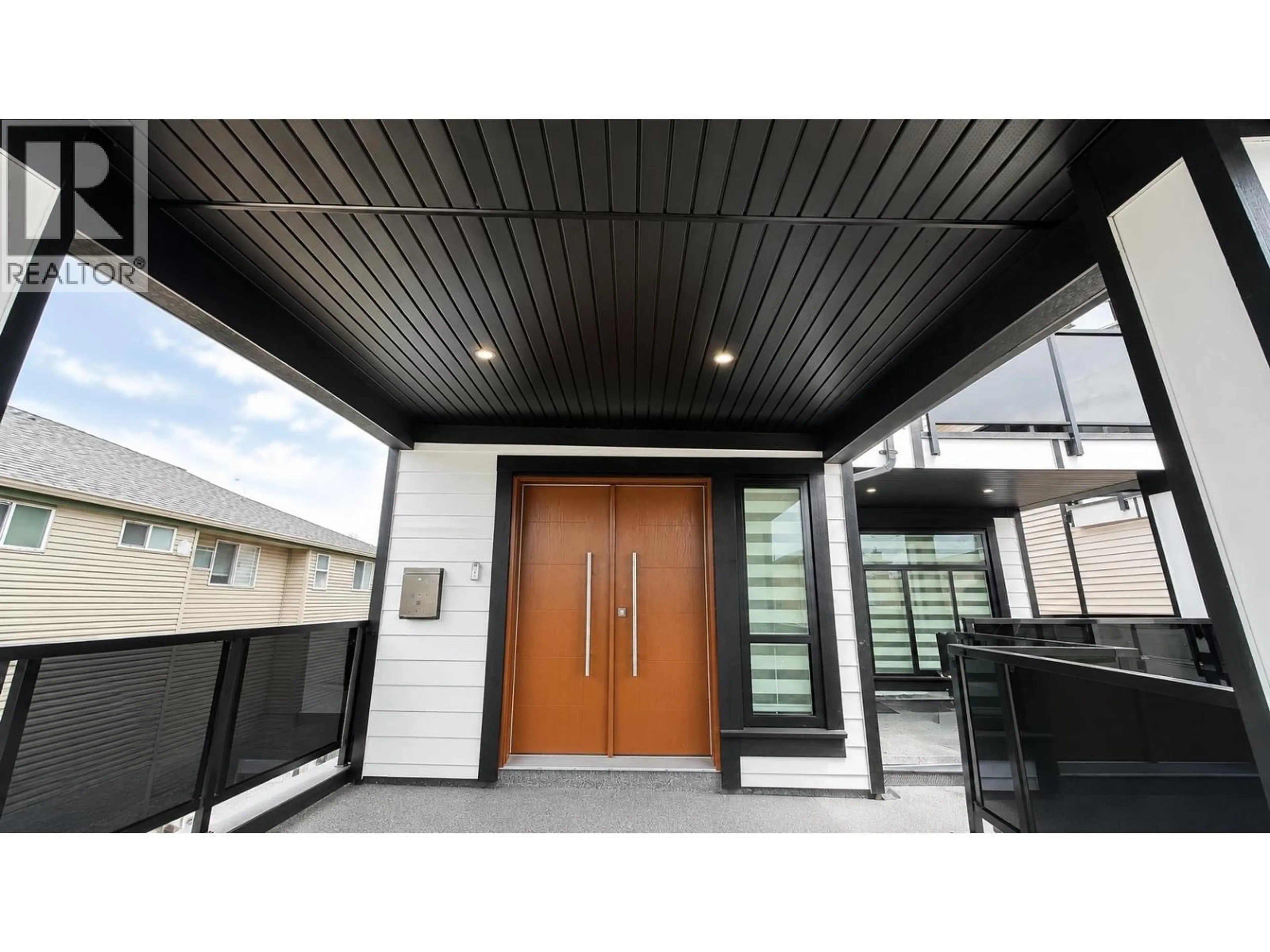 Indoor foyer for 341 JOHNSTON STREET, New Westminster British Columbia V3M5H4
