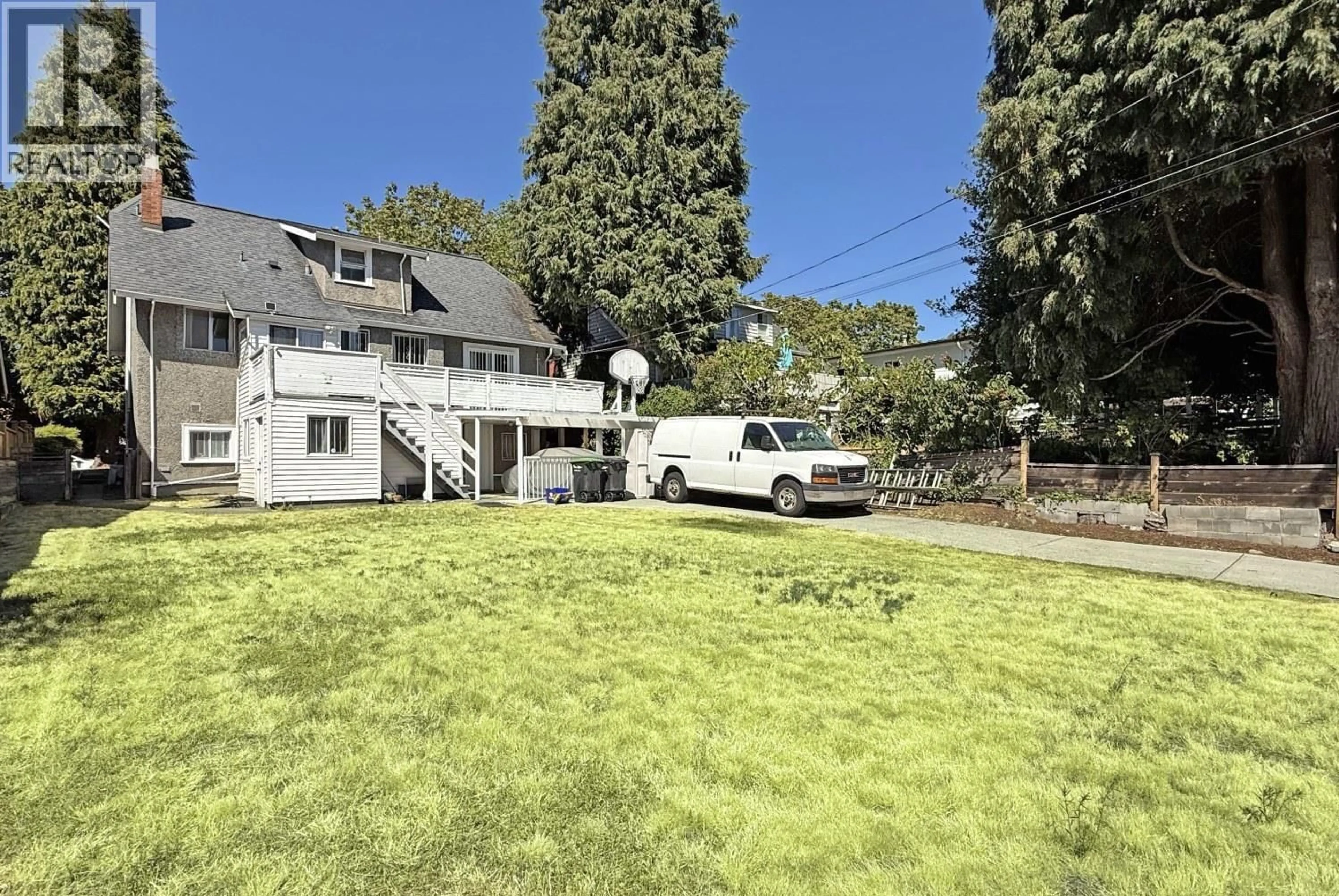 A pic from outside/outdoor area/front of a property/back of a property/a pic from drone, street for 3072 28TH AVENUE, Vancouver British Columbia V6L1X5