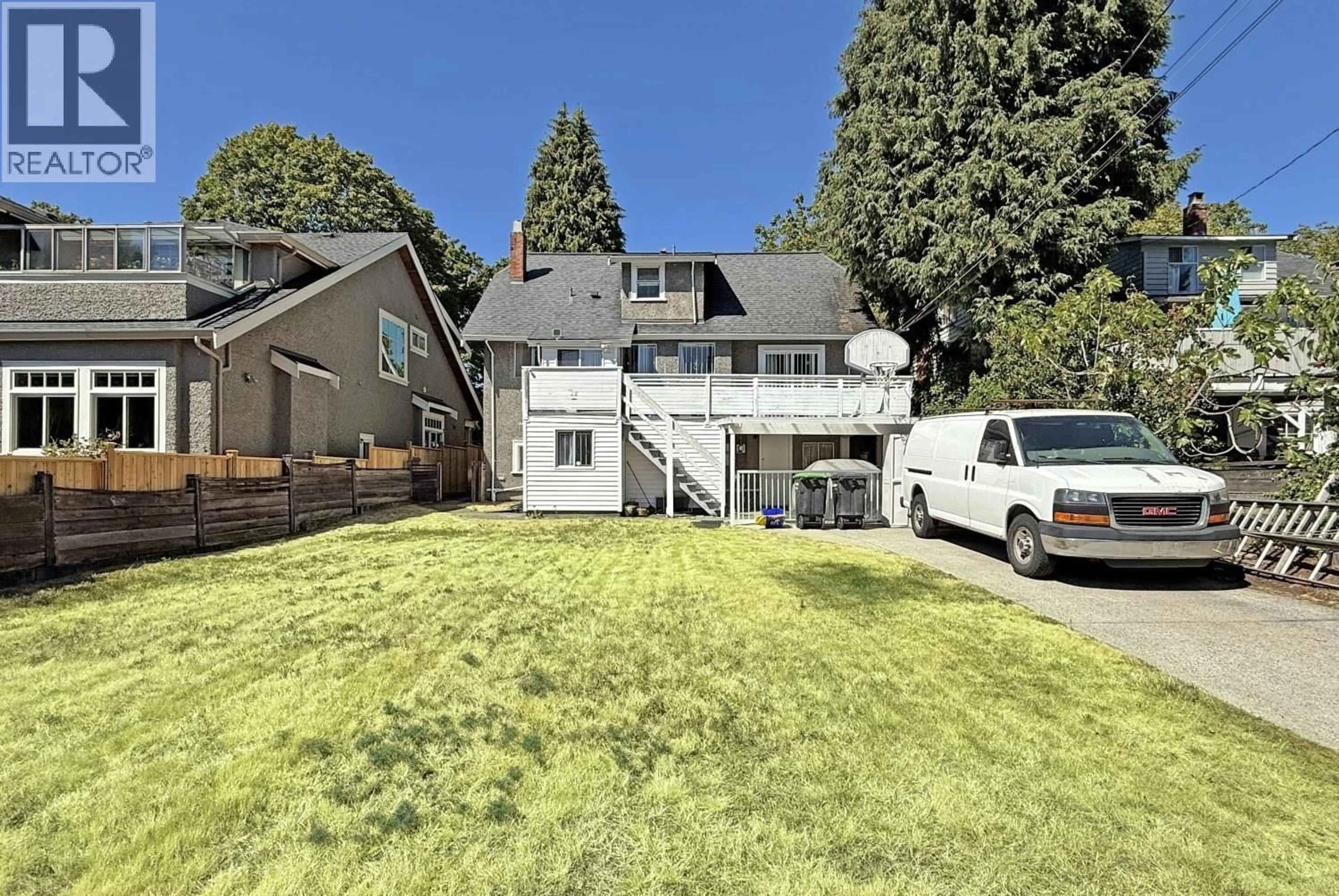 A pic from outside/outdoor area/front of a property/back of a property/a pic from drone, street for 3072 28TH AVENUE, Vancouver British Columbia V6L1X5