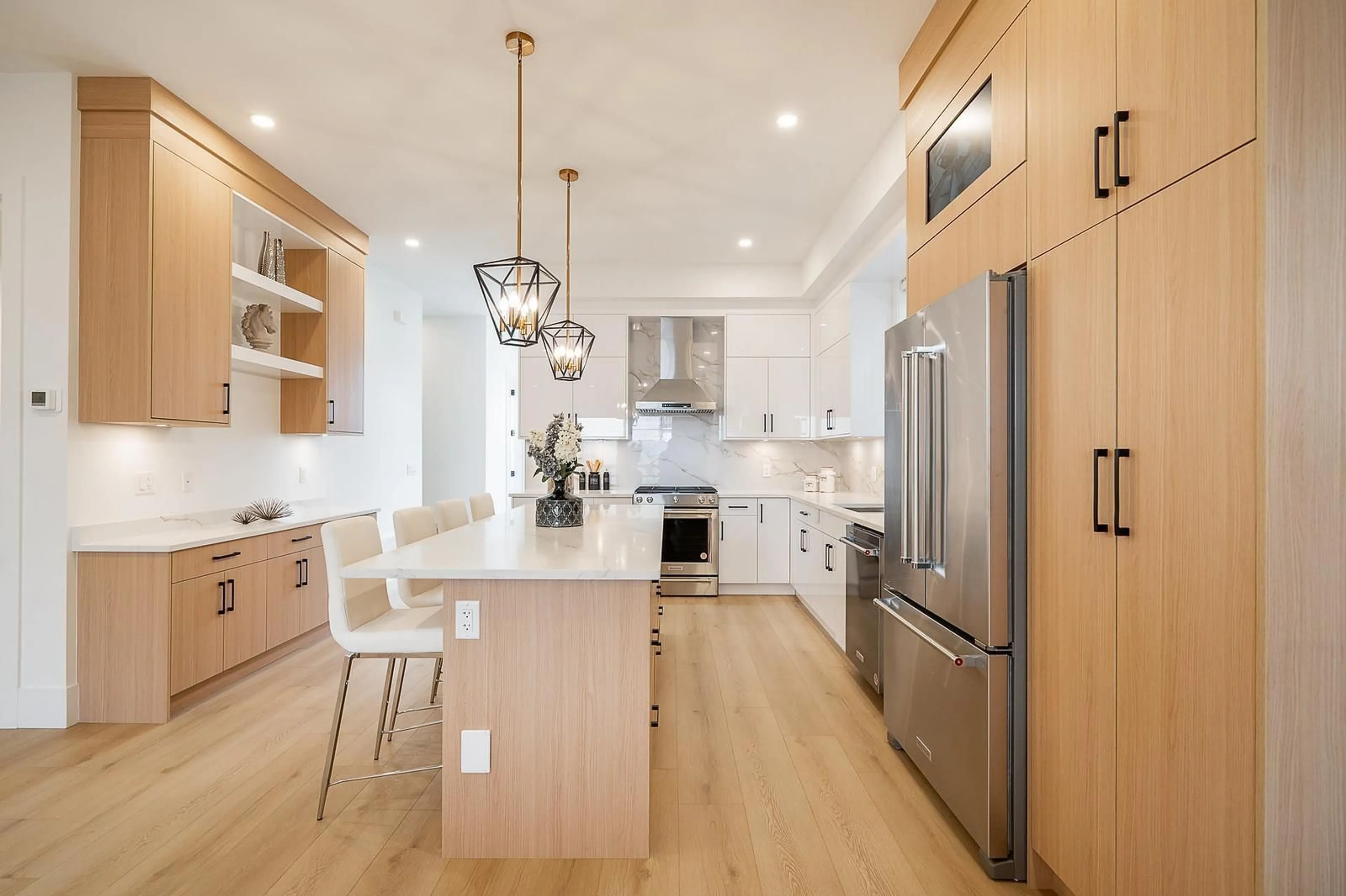 Contemporary kitchen, wood/laminate floor for 16677 16 AVENUE, Surrey British Columbia V3S9X7