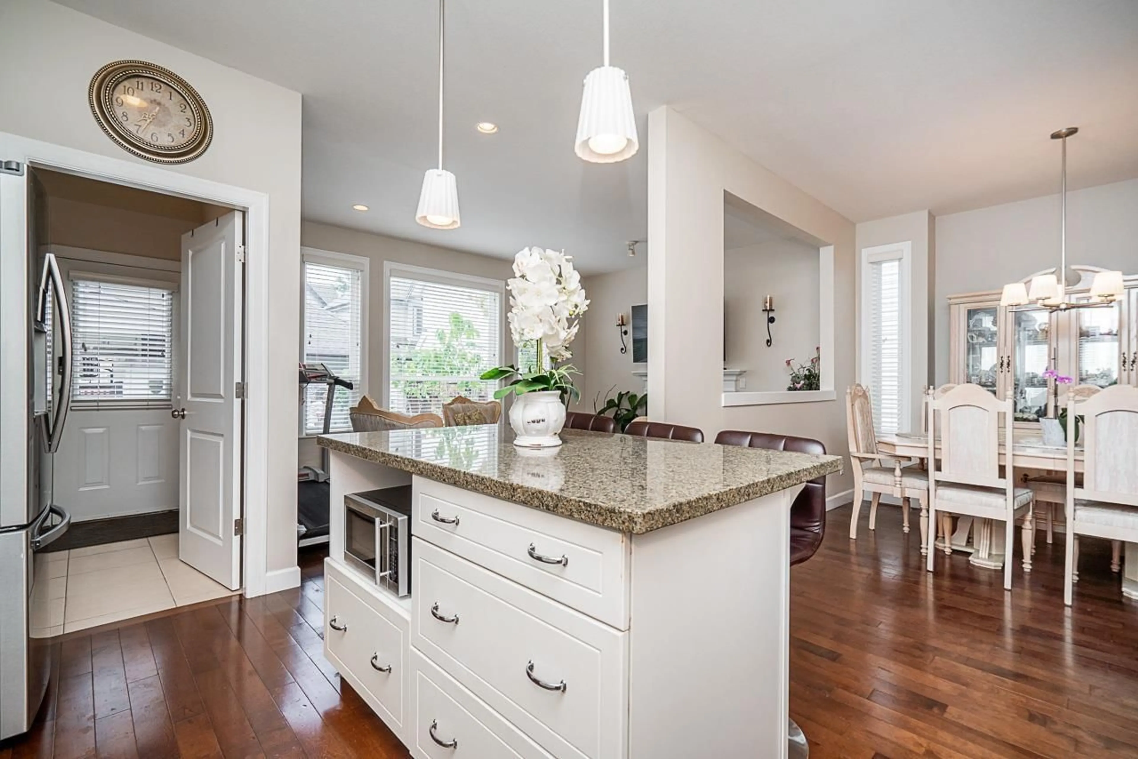 Open concept kitchen, ceramic/tile floor for 6781 193A STREET, Surrey British Columbia V4N0B8