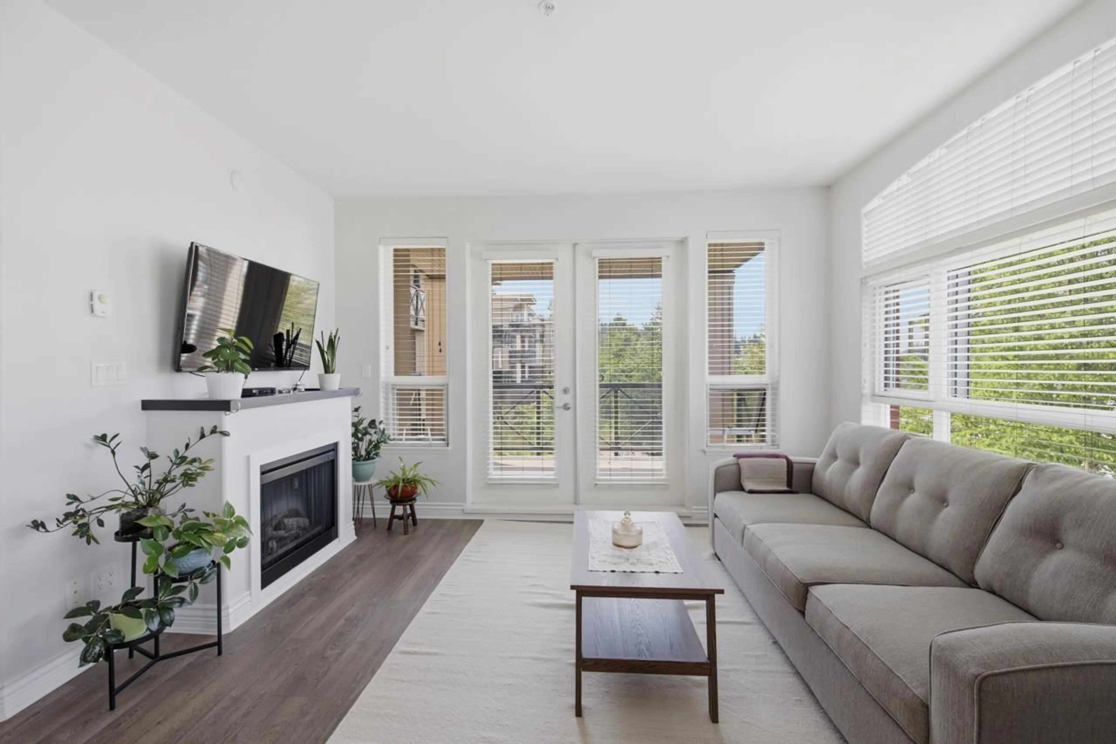 Living room with furniture, unknown for 319 - 2970 KING GEORGE BOULEVARD, Surrey British Columbia V4P0E6