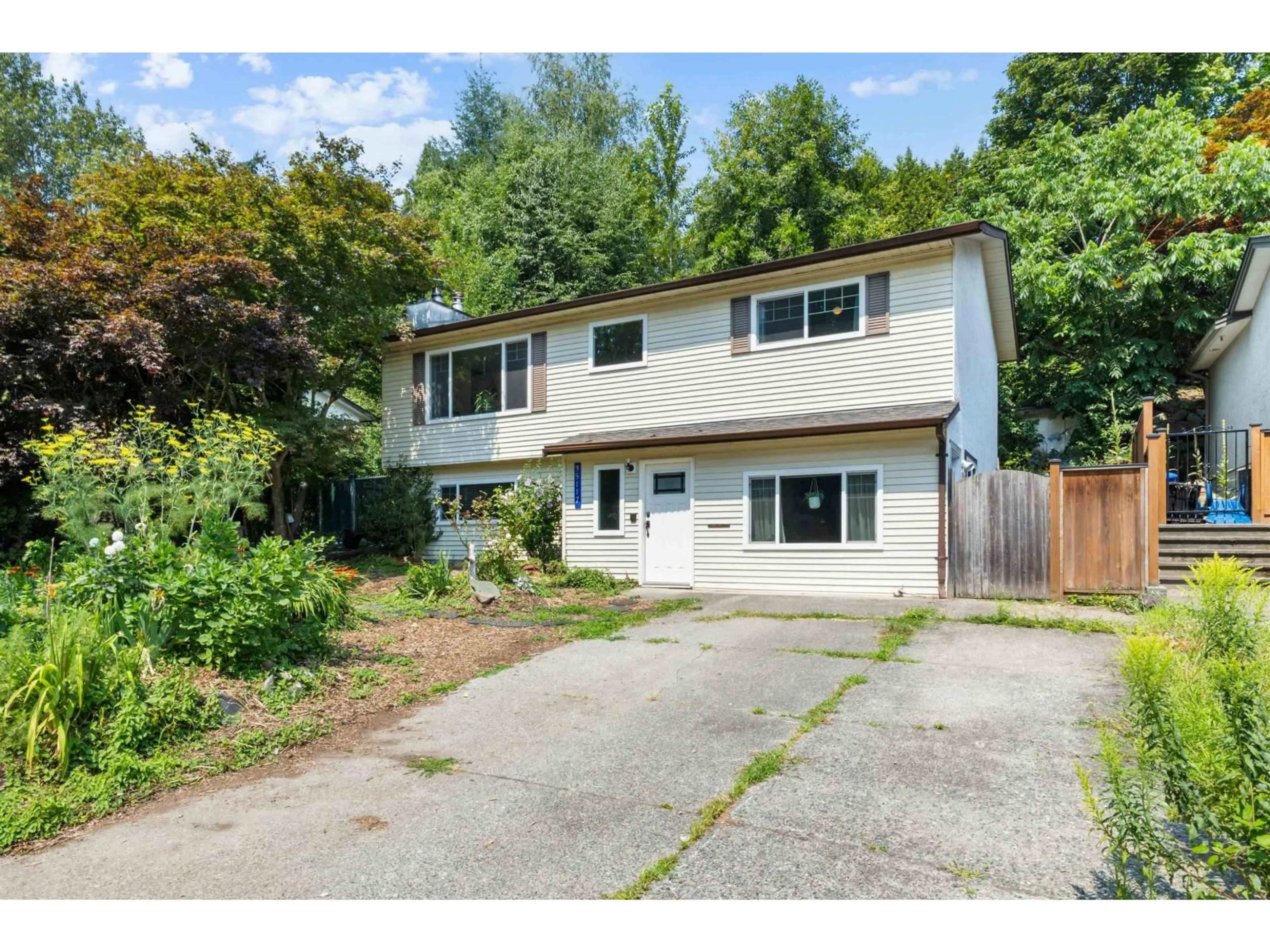 A pic from outside/outdoor area/front of a property/back of a property/a pic from drone, street for 35117 SKEENA AVENUE, Abbotsford British Columbia V2S7H5