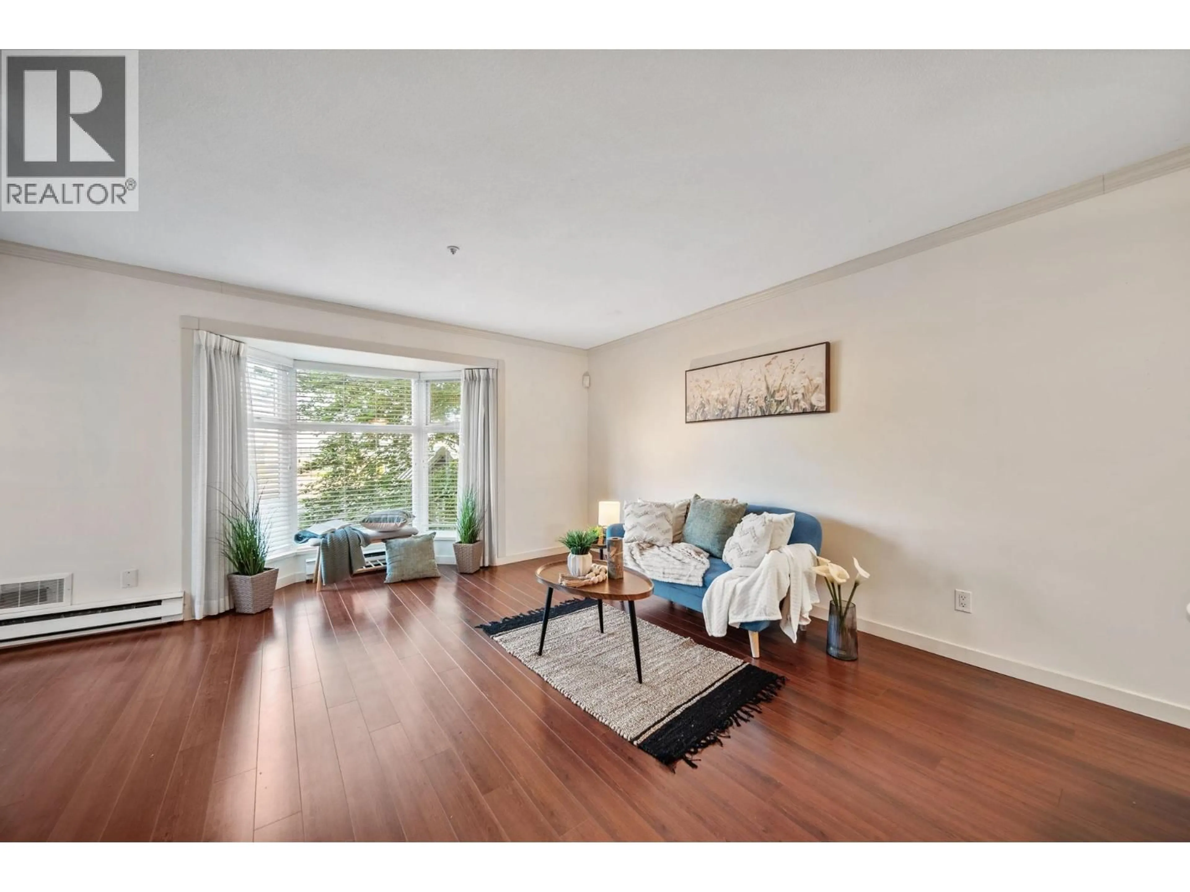 Living room with furniture, wood/laminate floor for 305 - 526 THIRTEENTH STREET, New Westminster British Columbia V3M4L9