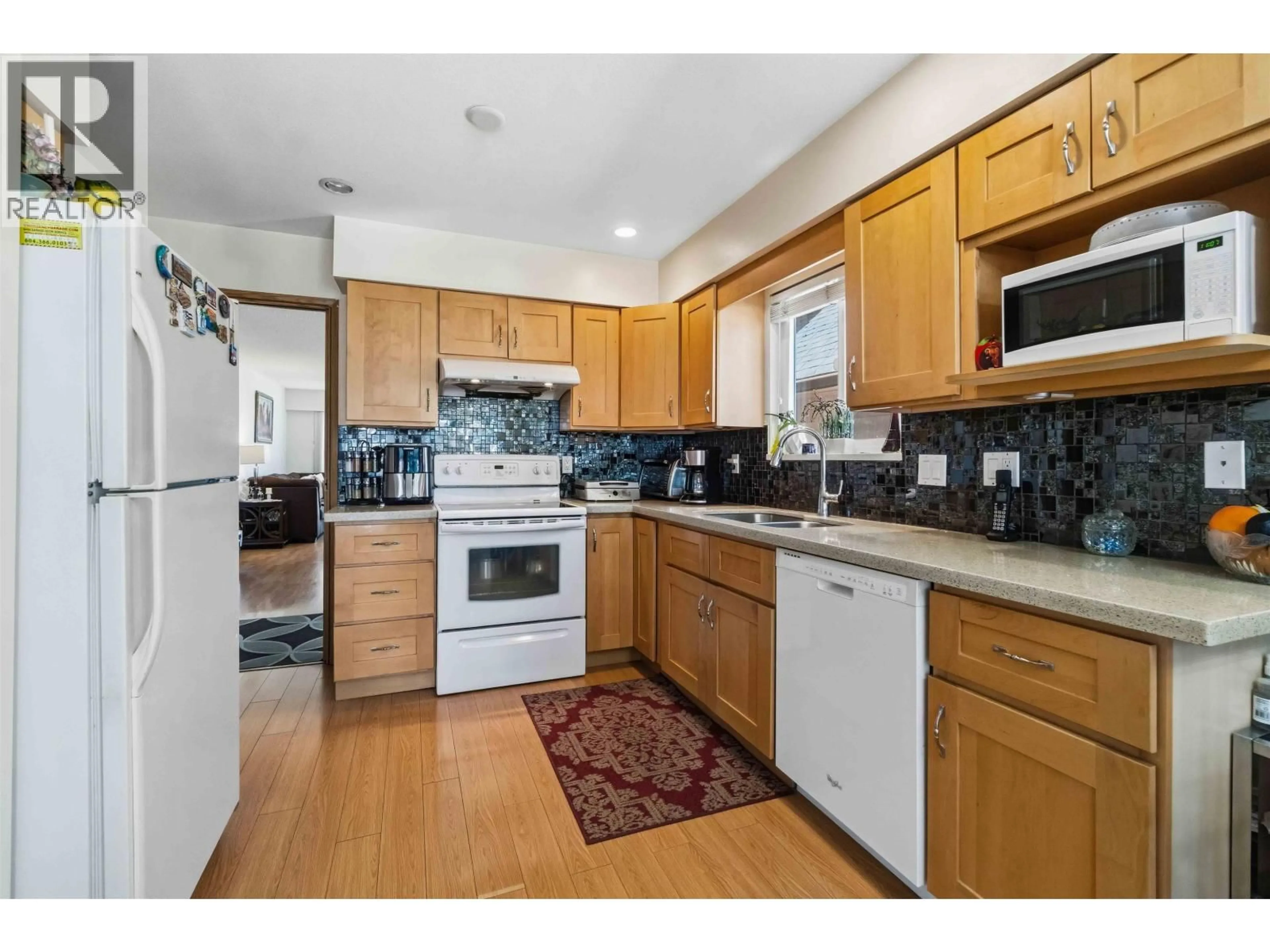 Standard kitchen, unknown for 549 56TH AVENUE, Vancouver British Columbia V5X1R6
