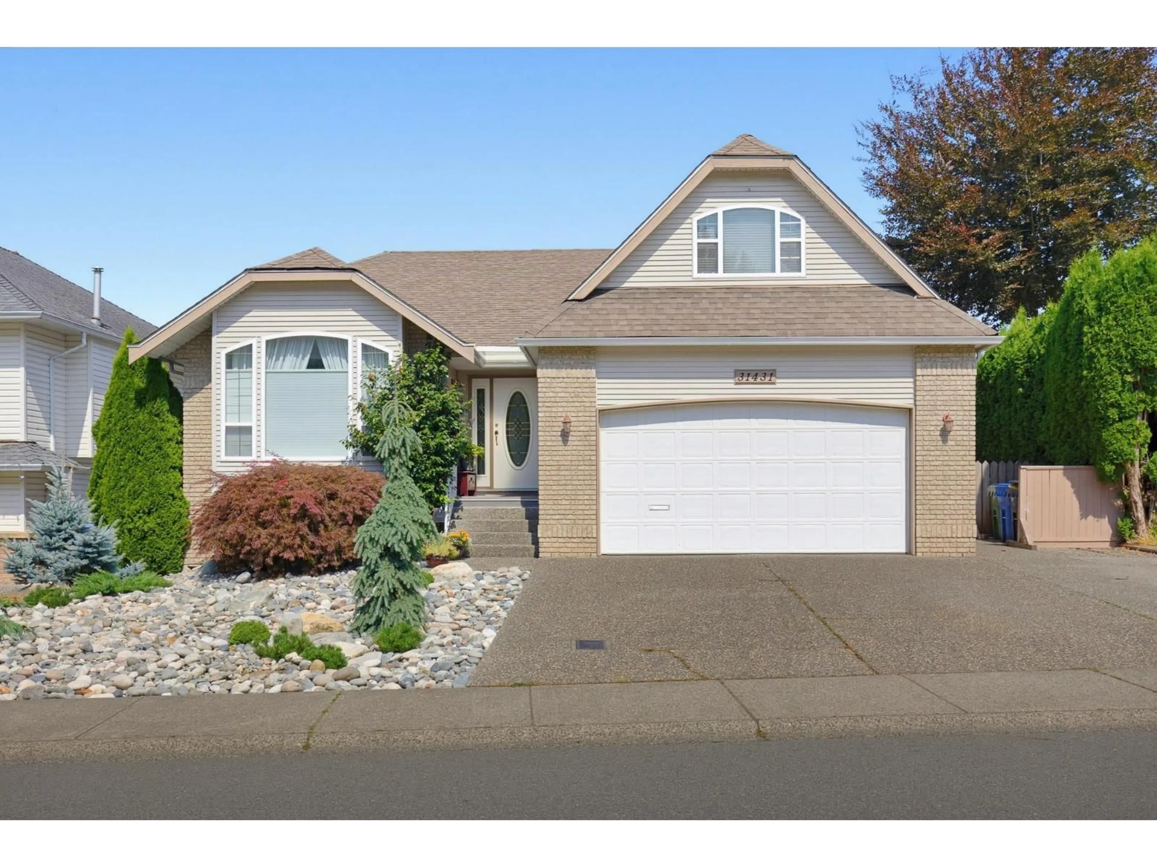 Home with vinyl exterior material, street for 31431 SOUTHERN DRIVE, Abbotsford British Columbia V2T5N9