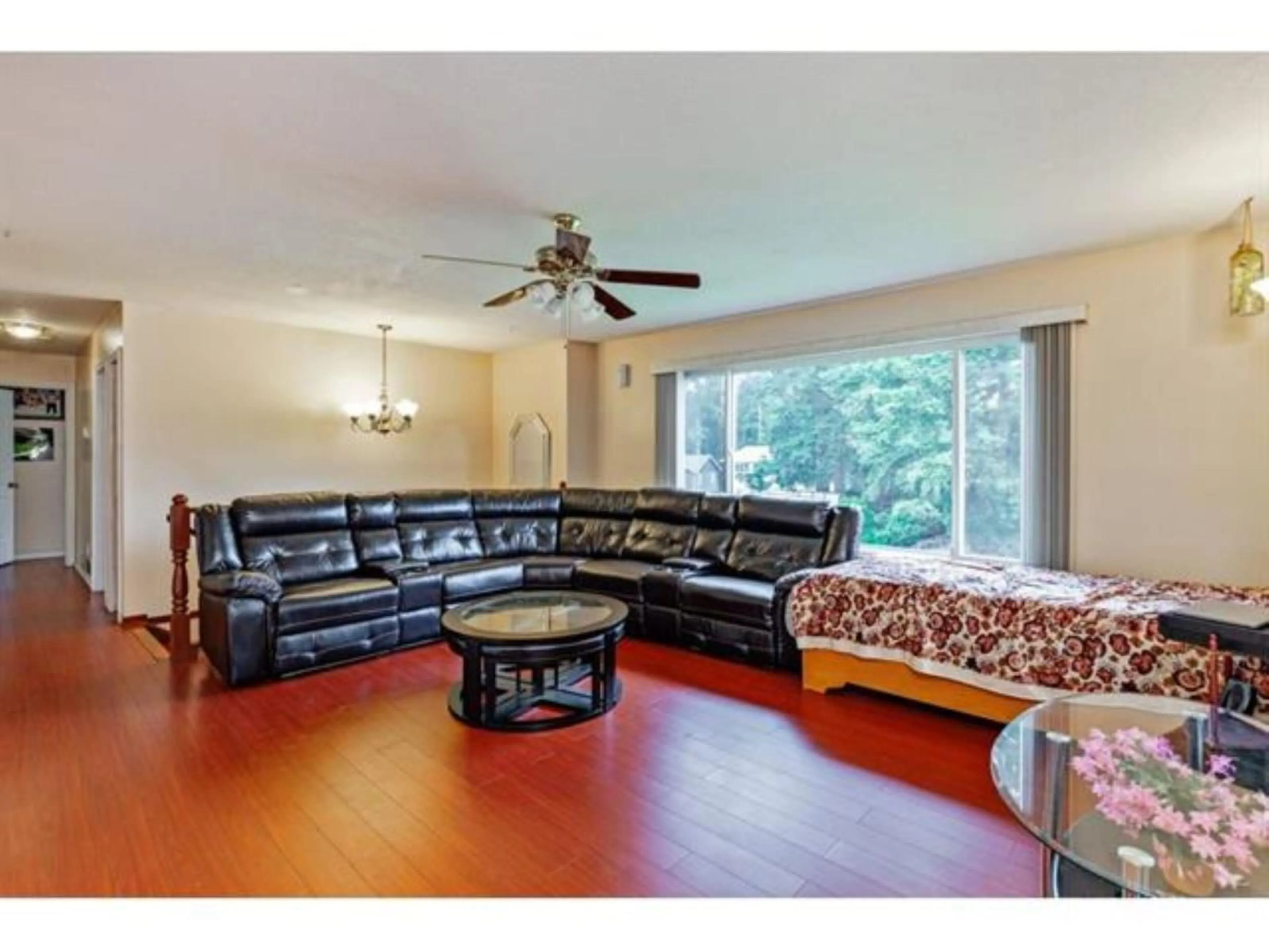 Living room with furniture, unknown for 1940 CORDOVA COURT, Abbotsford British Columbia V2T4H7