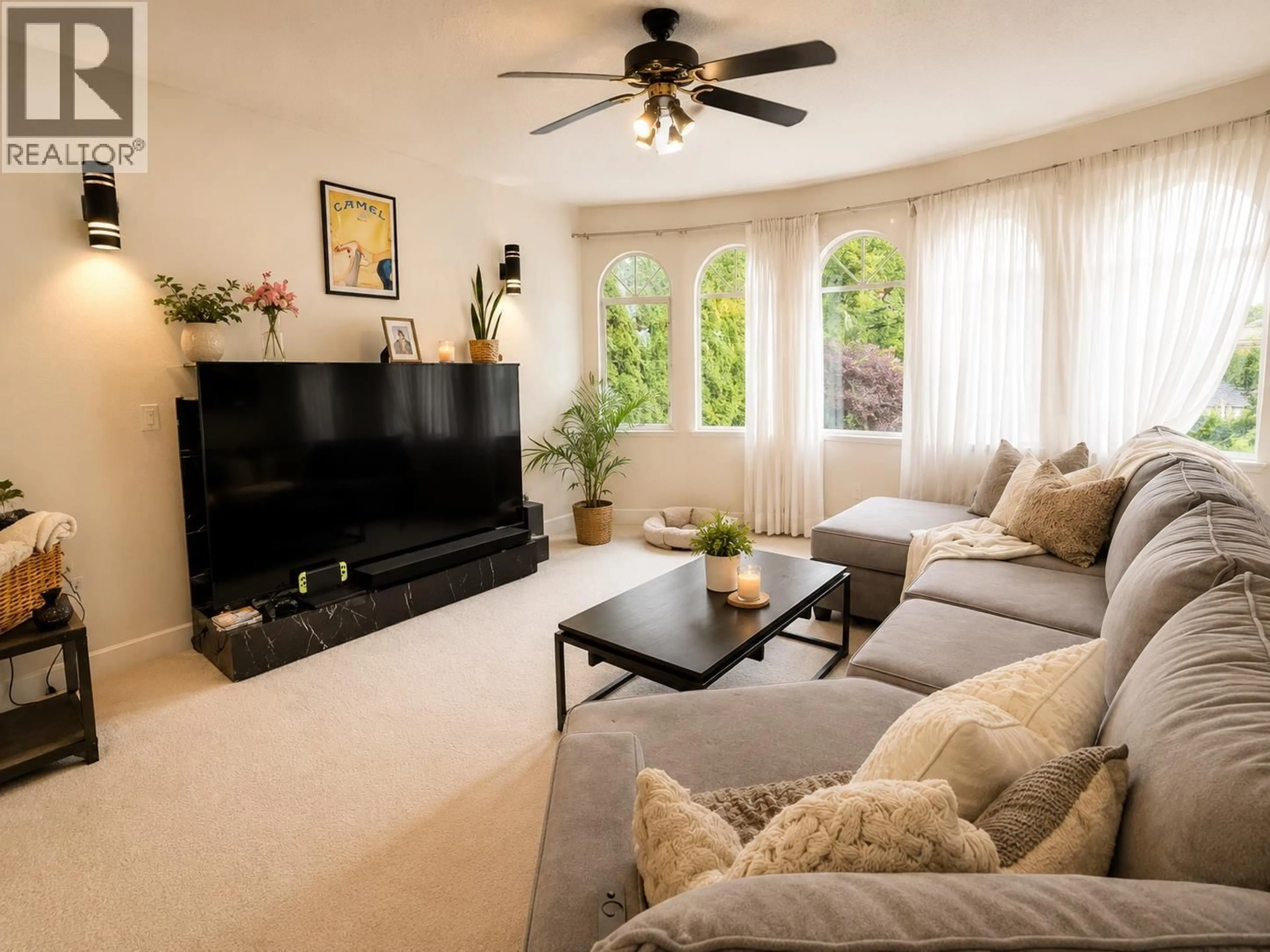 Living room with furniture, unknown for 38304 WESTWAY AVENUE, Squamish British Columbia V8W0W6