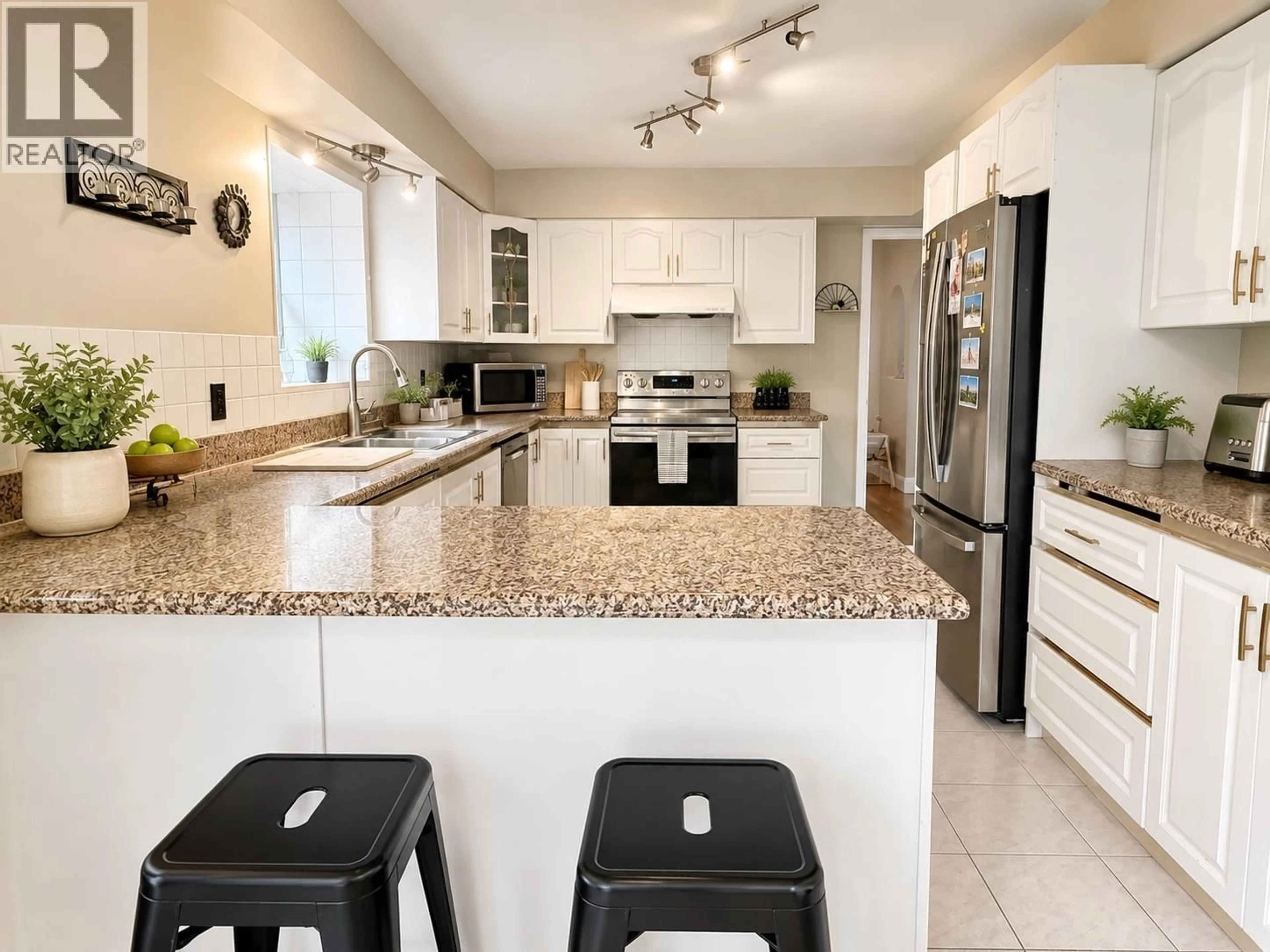 Open concept kitchen, ceramic/tile floor for 38304 WESTWAY AVENUE, Squamish British Columbia V8W0W6