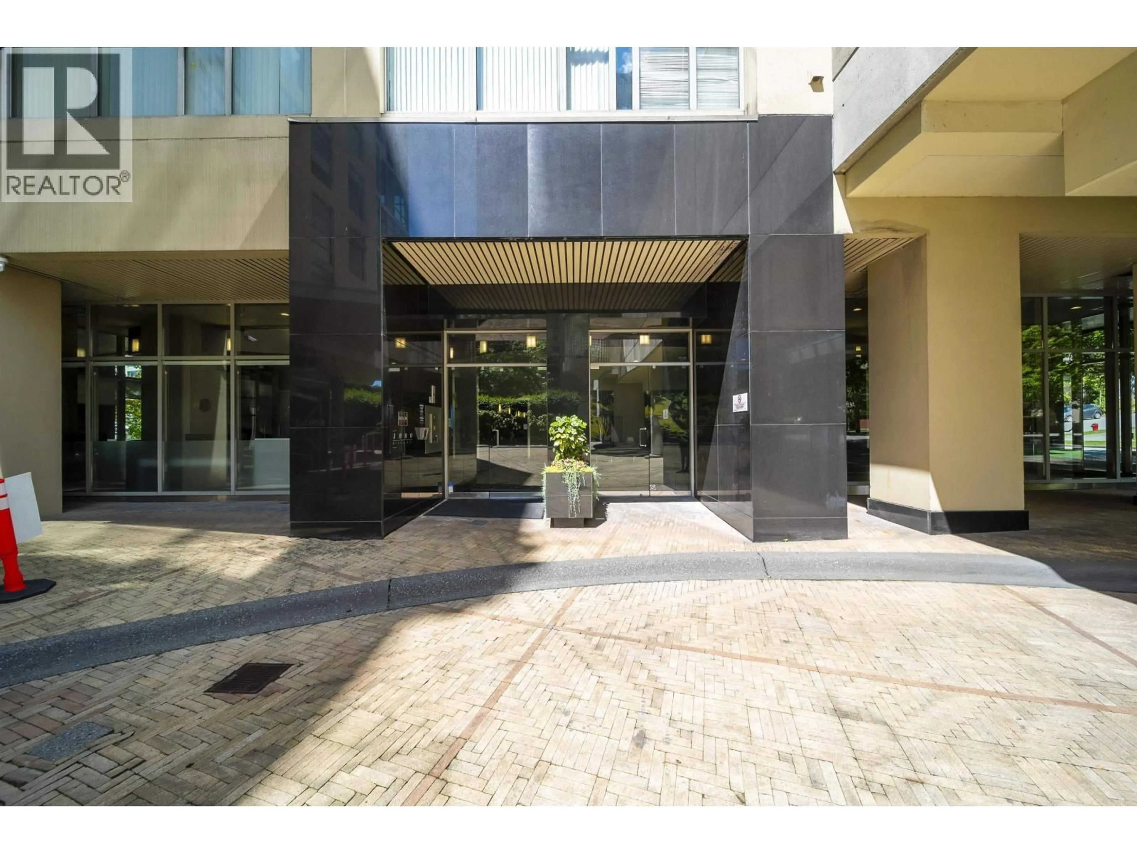Indoor foyer for 705 - 1000 BEACH AVENUE, Vancouver British Columbia V6E4M2
