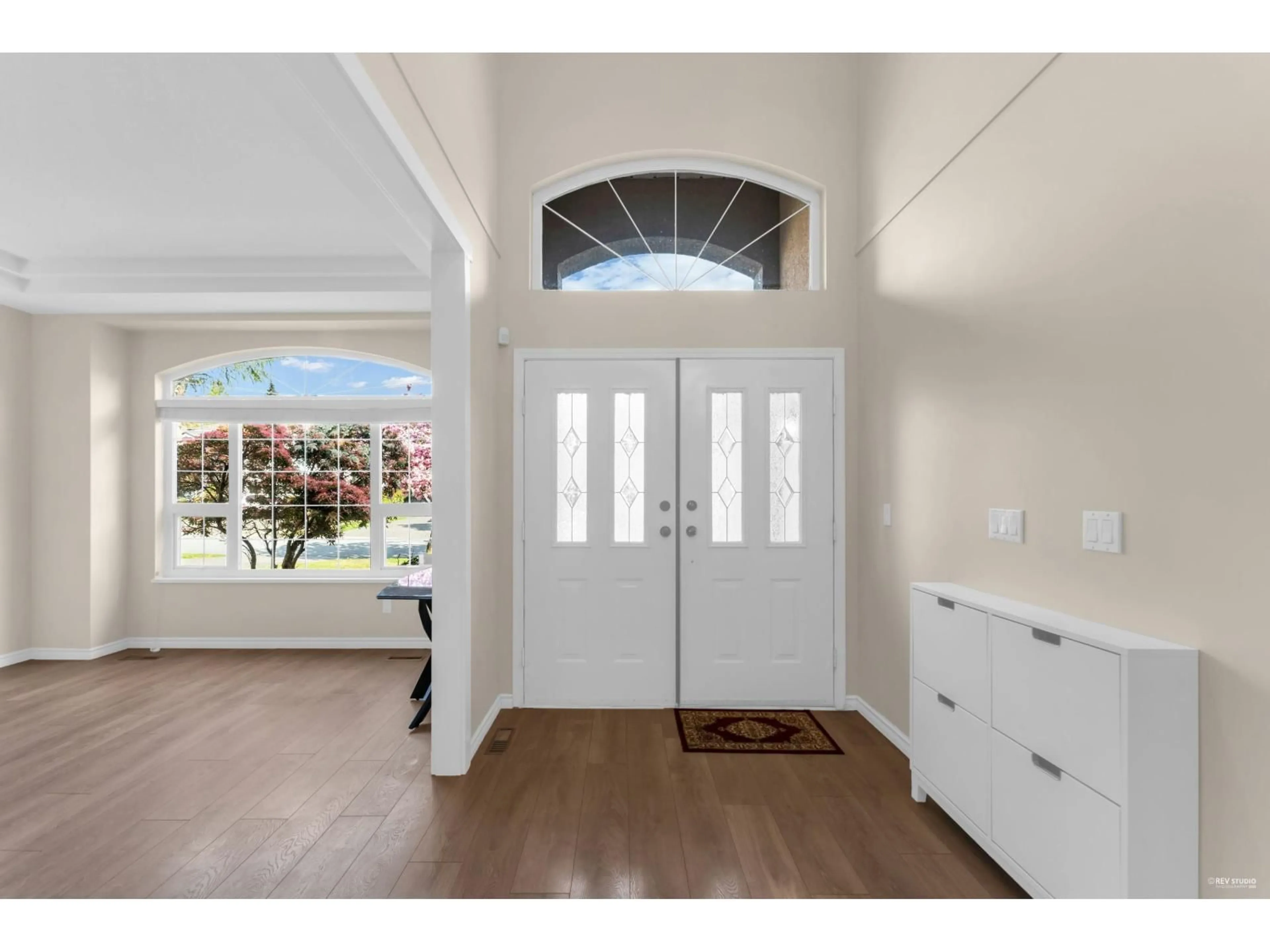 Indoor entryway for 15674 101A AVENUE, Surrey British Columbia V4N4S4