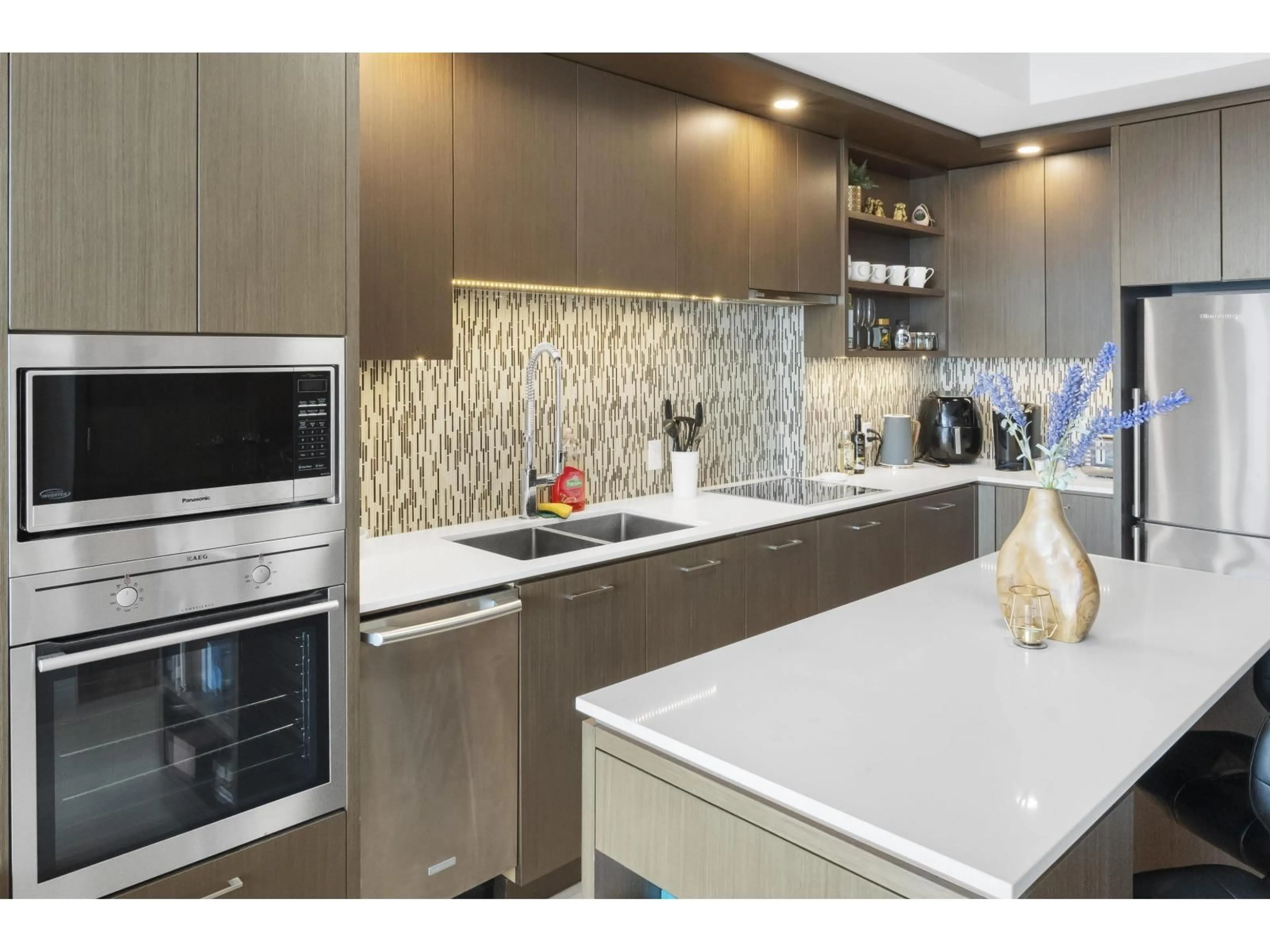 Contemporary kitchen, ceramic/tile floor for 5004 - 13495 CENTRAL AVENUE, Surrey British Columbia V3T0K2