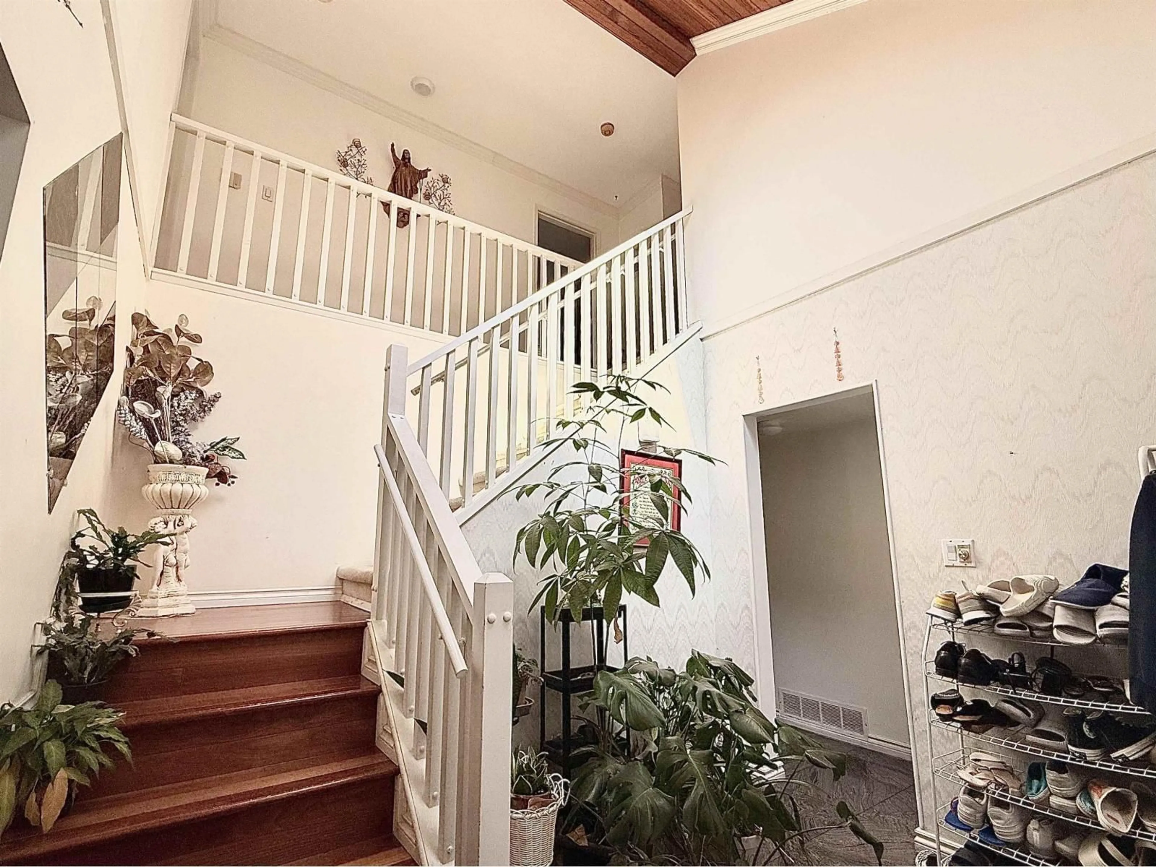 Indoor foyer for 9955 149 STREET, Surrey British Columbia V3R7N2