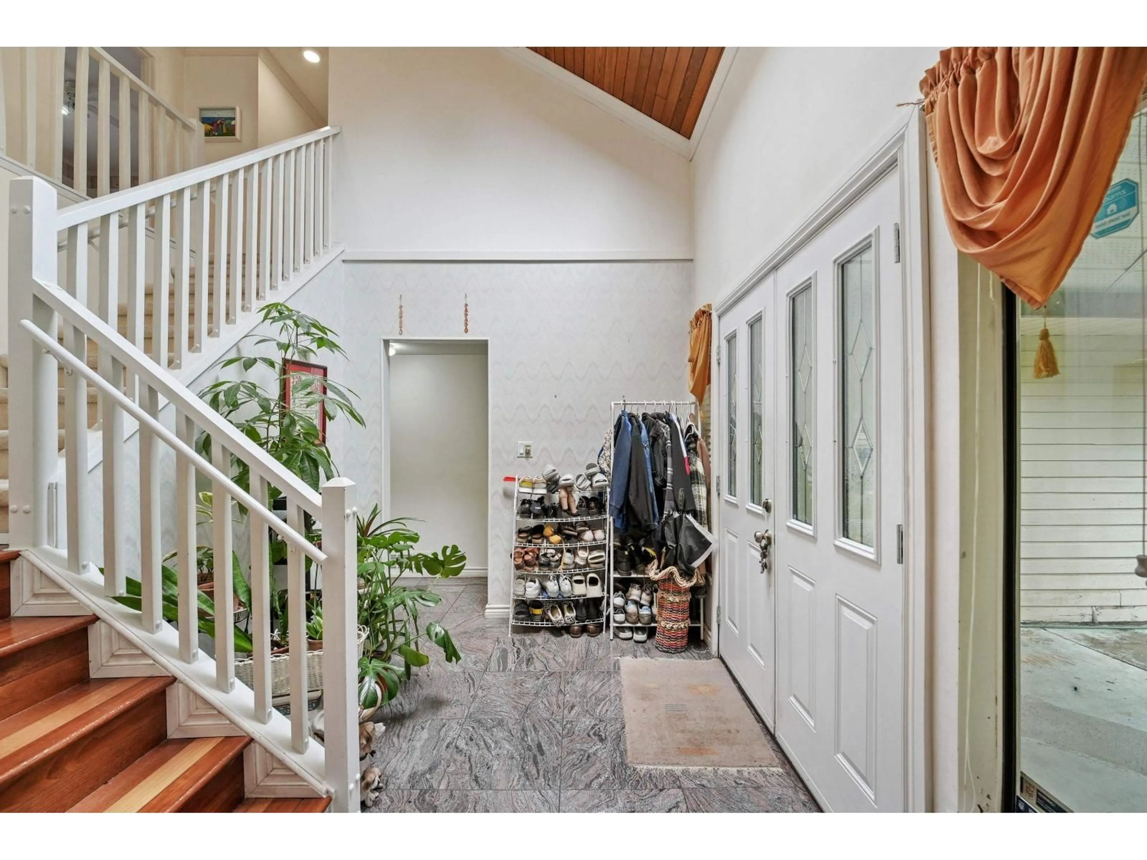 Indoor entryway for 9955 149 STREET, Surrey British Columbia V3R7N2