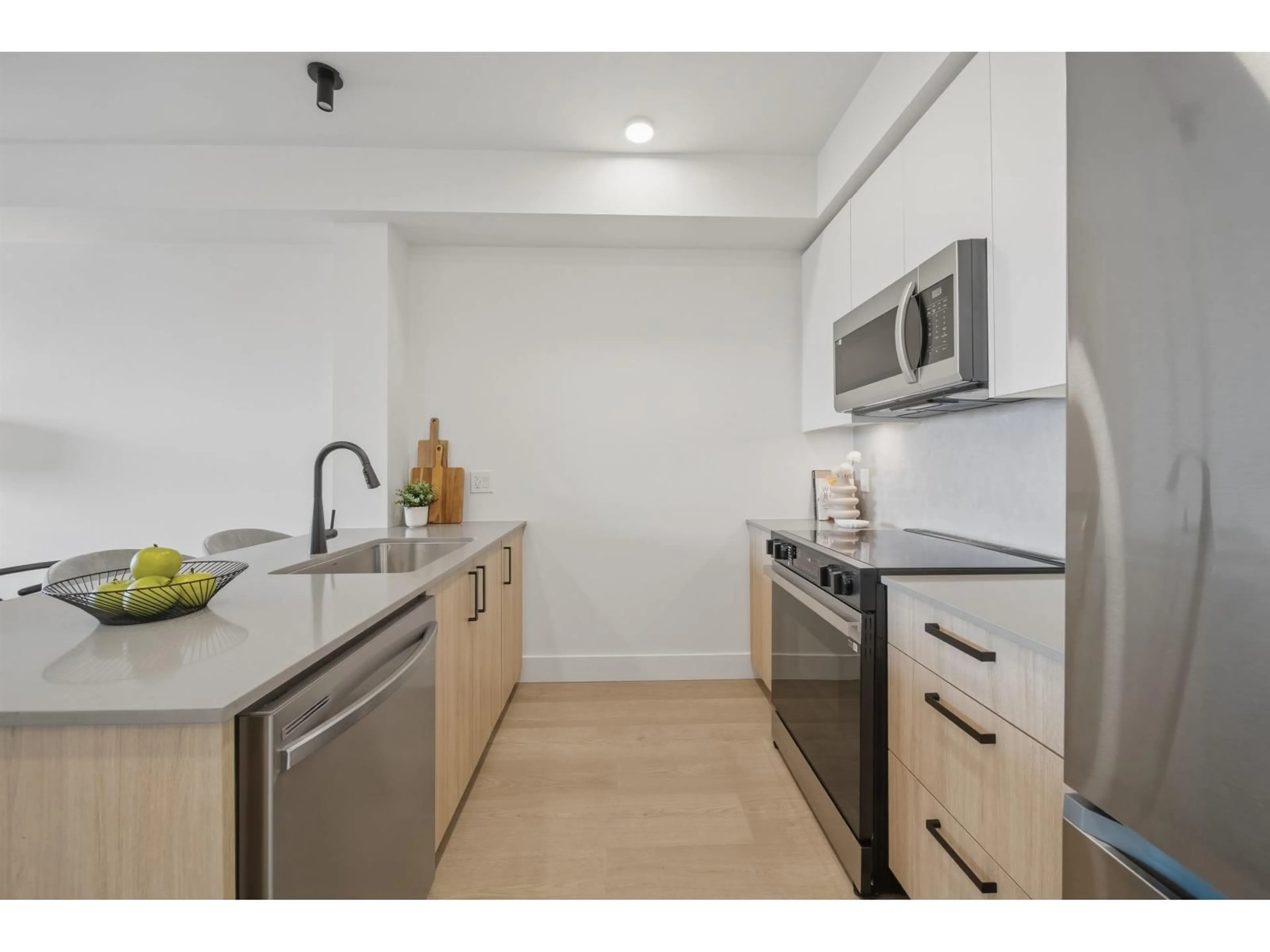 Standard kitchen, unknown for 406 - 10065 133 STREET, Surrey British Columbia V0V0V0