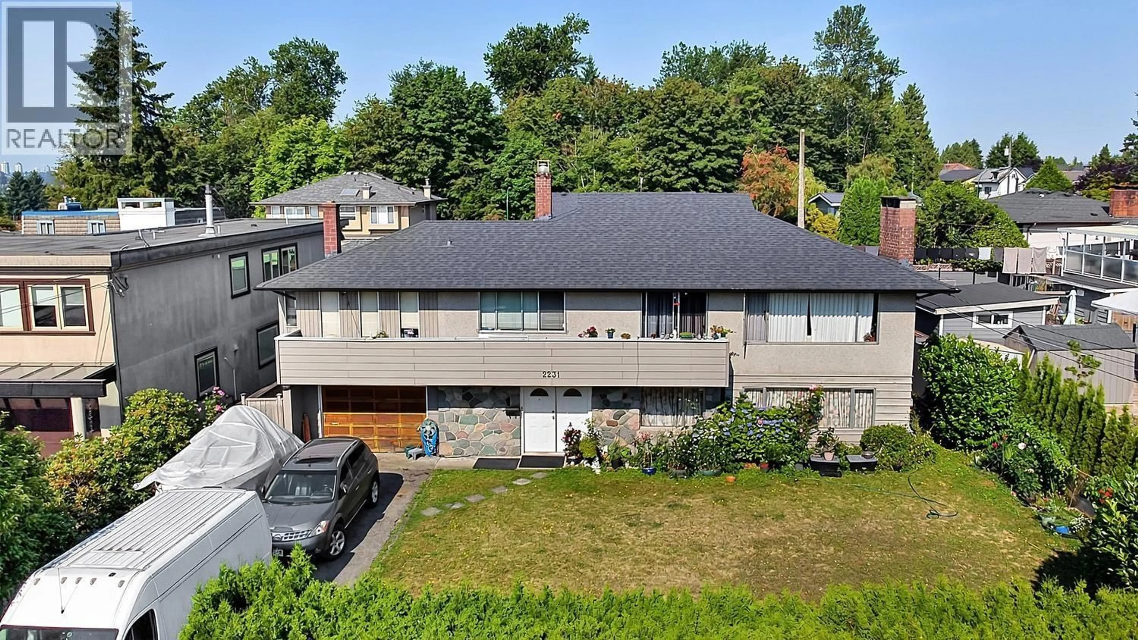 A pic from outside/outdoor area/front of a property/back of a property/a pic from drone, unknown for 2231 CLIFF AVENUE, Burnaby British Columbia V5A2L1