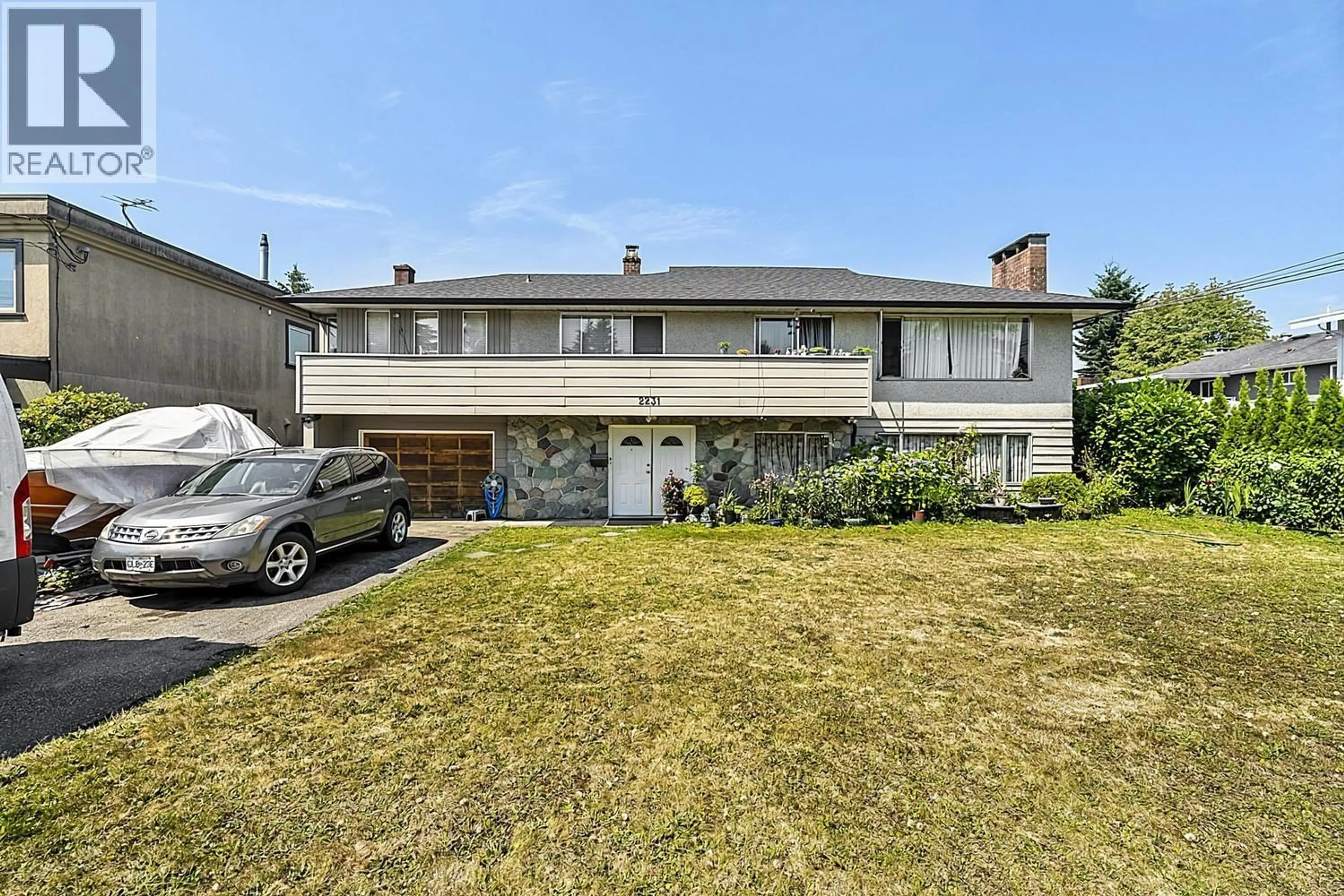 A pic from outside/outdoor area/front of a property/back of a property/a pic from drone, street for 2231 CLIFF AVENUE, Burnaby British Columbia V5A2L1