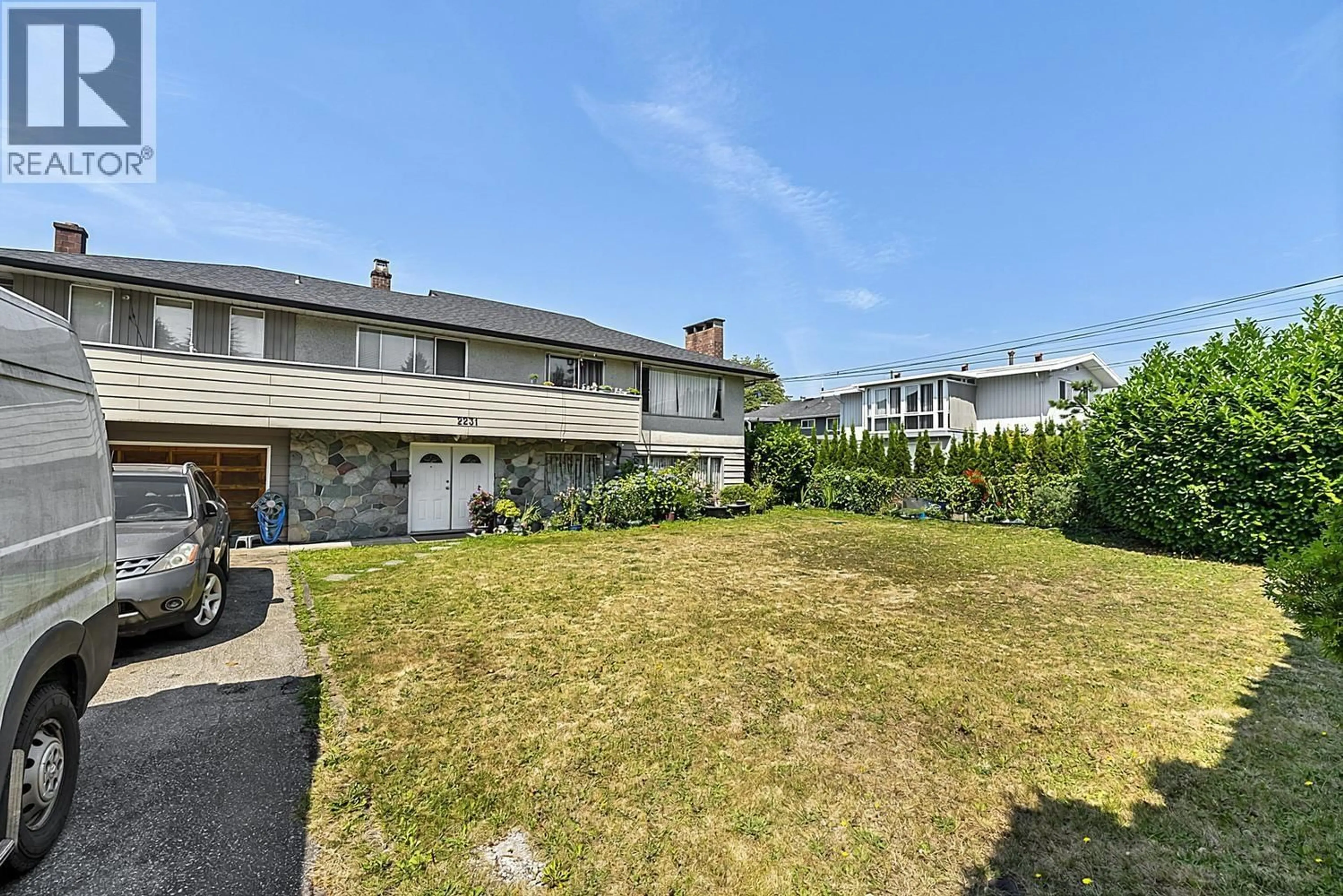A pic from outside/outdoor area/front of a property/back of a property/a pic from drone, street for 2231 CLIFF AVENUE, Burnaby British Columbia V5A2L1