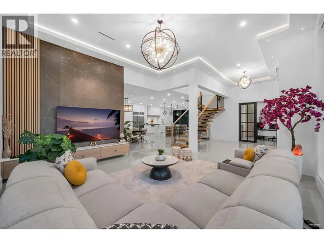 1390 SUTHERLAND AVENUE, North Vancouver 5