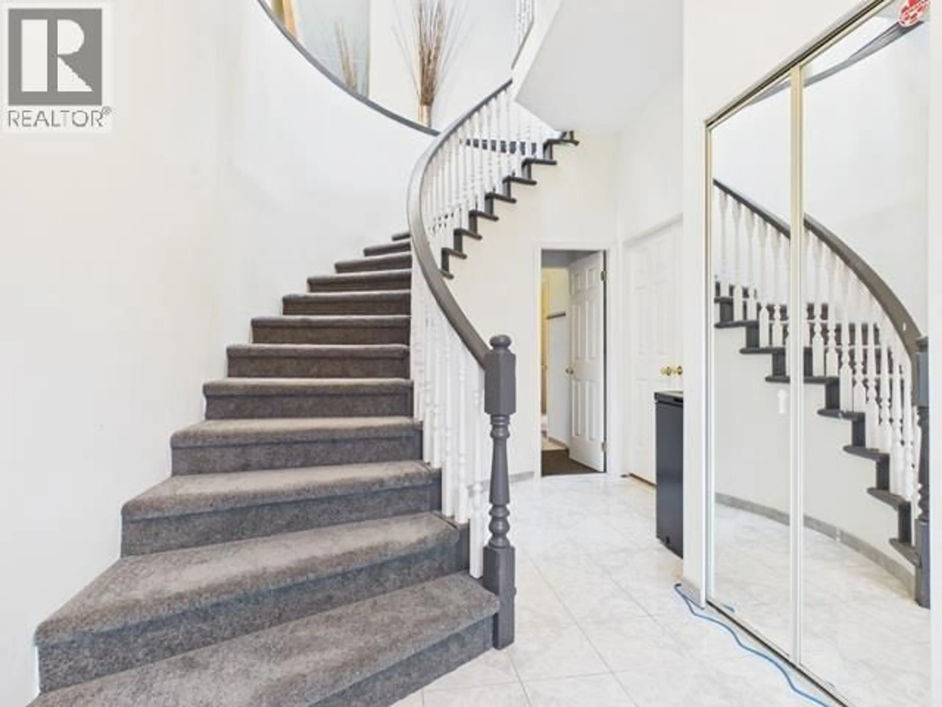 Indoor foyer for 11 STRATFORD AVENUE, Burnaby British Columbia V5B4X8