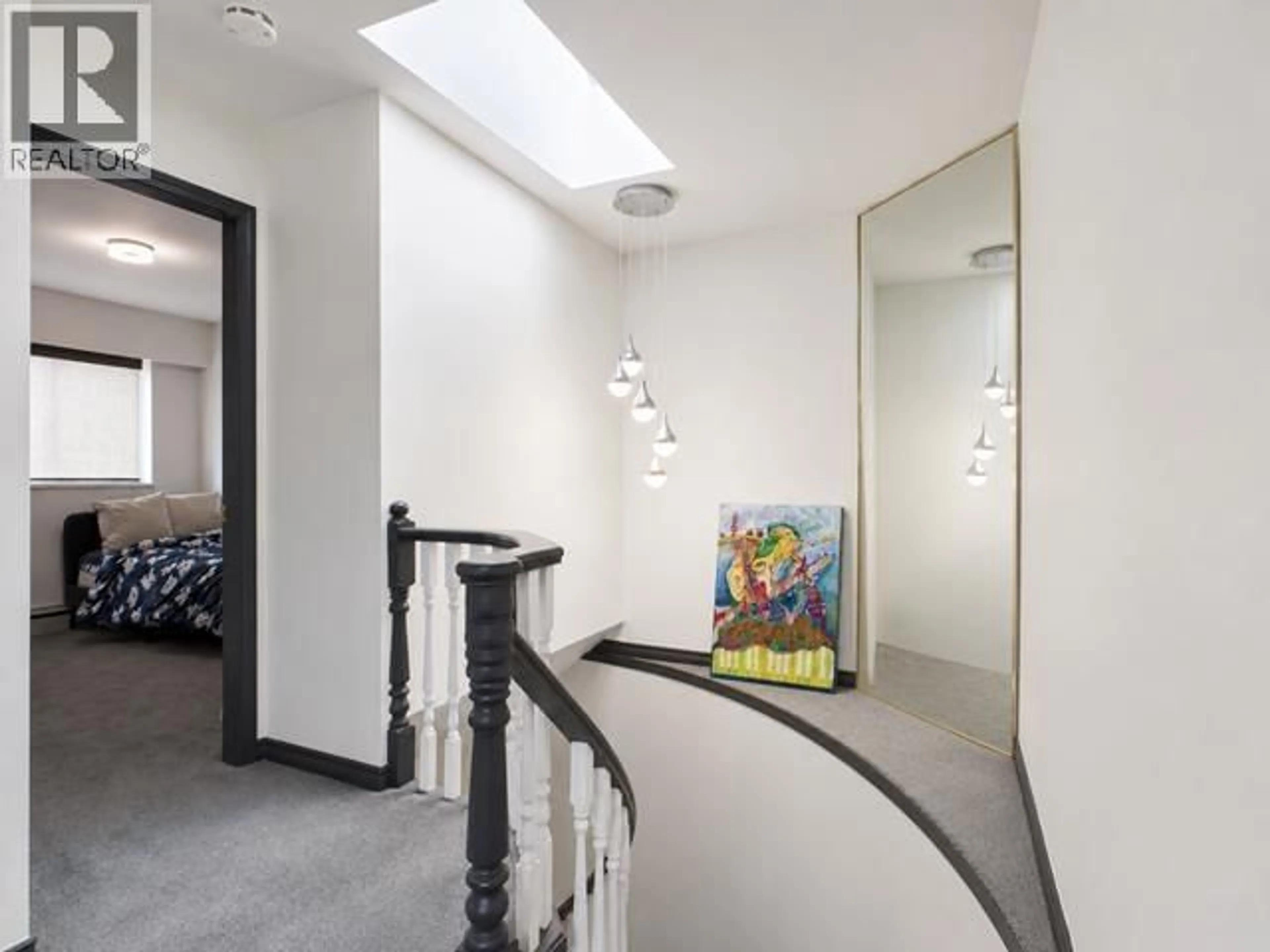 Indoor foyer for 11 STRATFORD AVENUE, Burnaby British Columbia V5B4X8