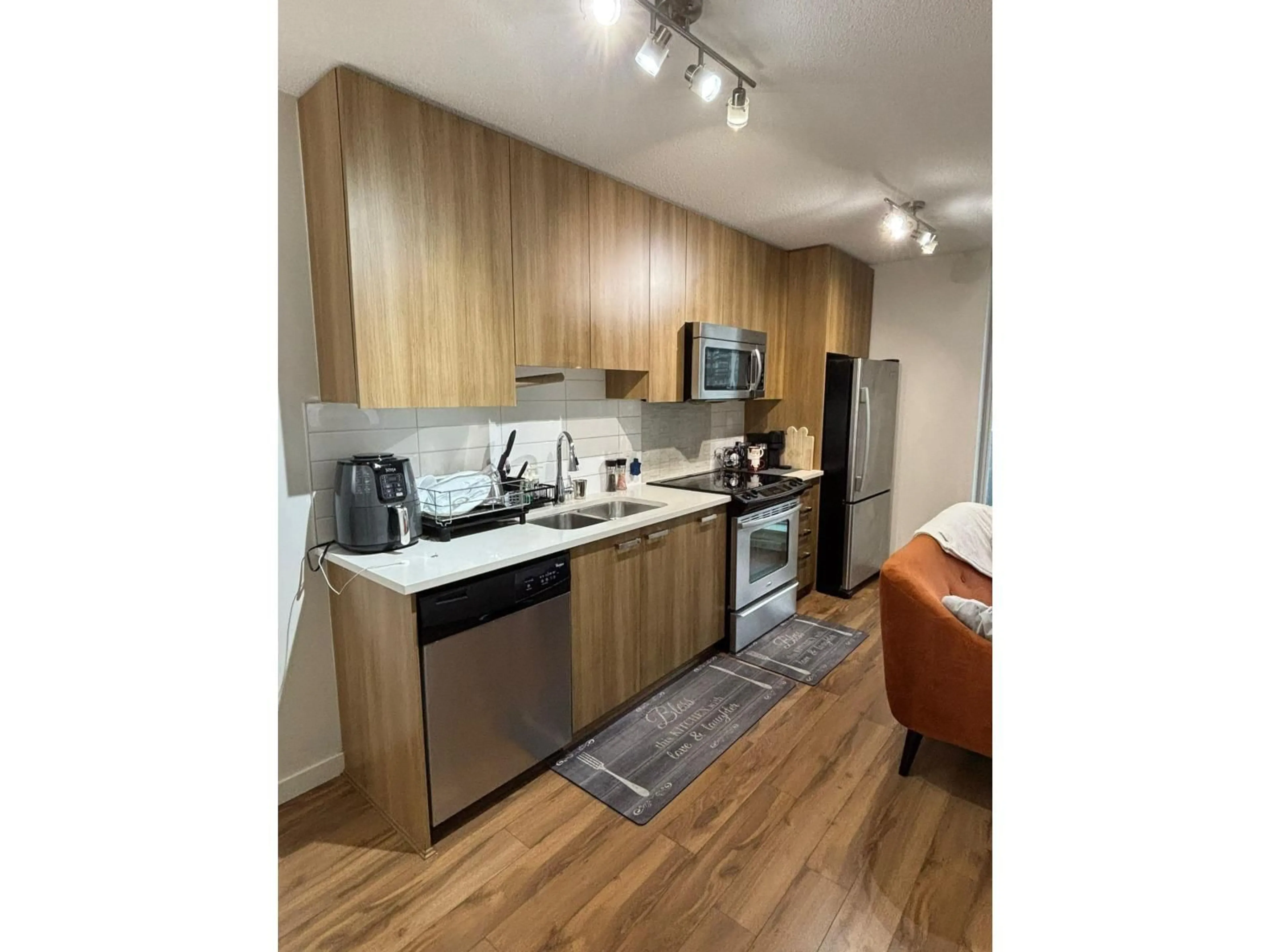 Standard kitchen, wood/laminate floor for 1103 - 13325 102A AVENUE, Surrey British Columbia V3T0J5