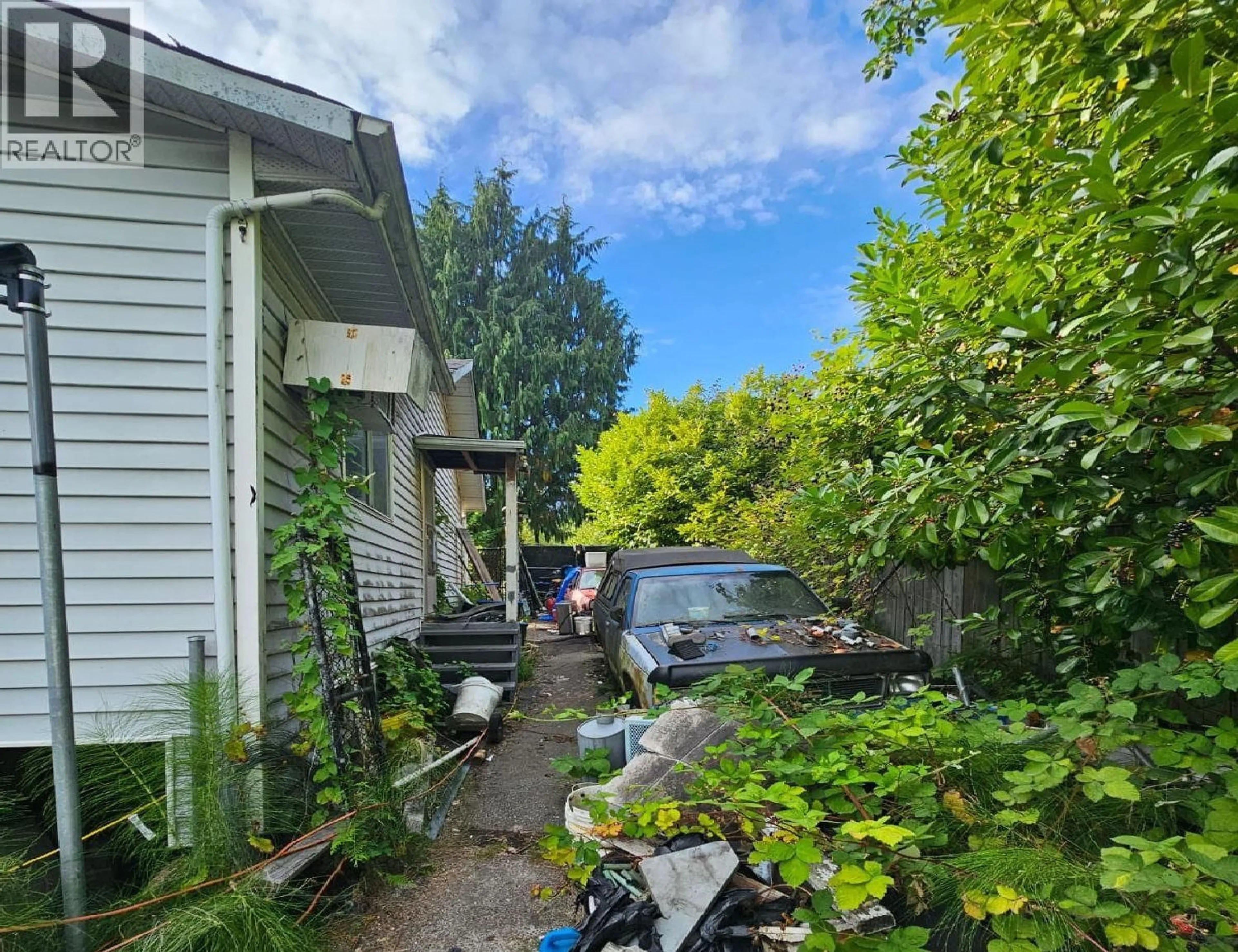 A pic from outside/outdoor area/front of a property/back of a property/a pic from drone, street for 712 GAUTHIER AVENUE, Coquitlam British Columbia V3K1R5