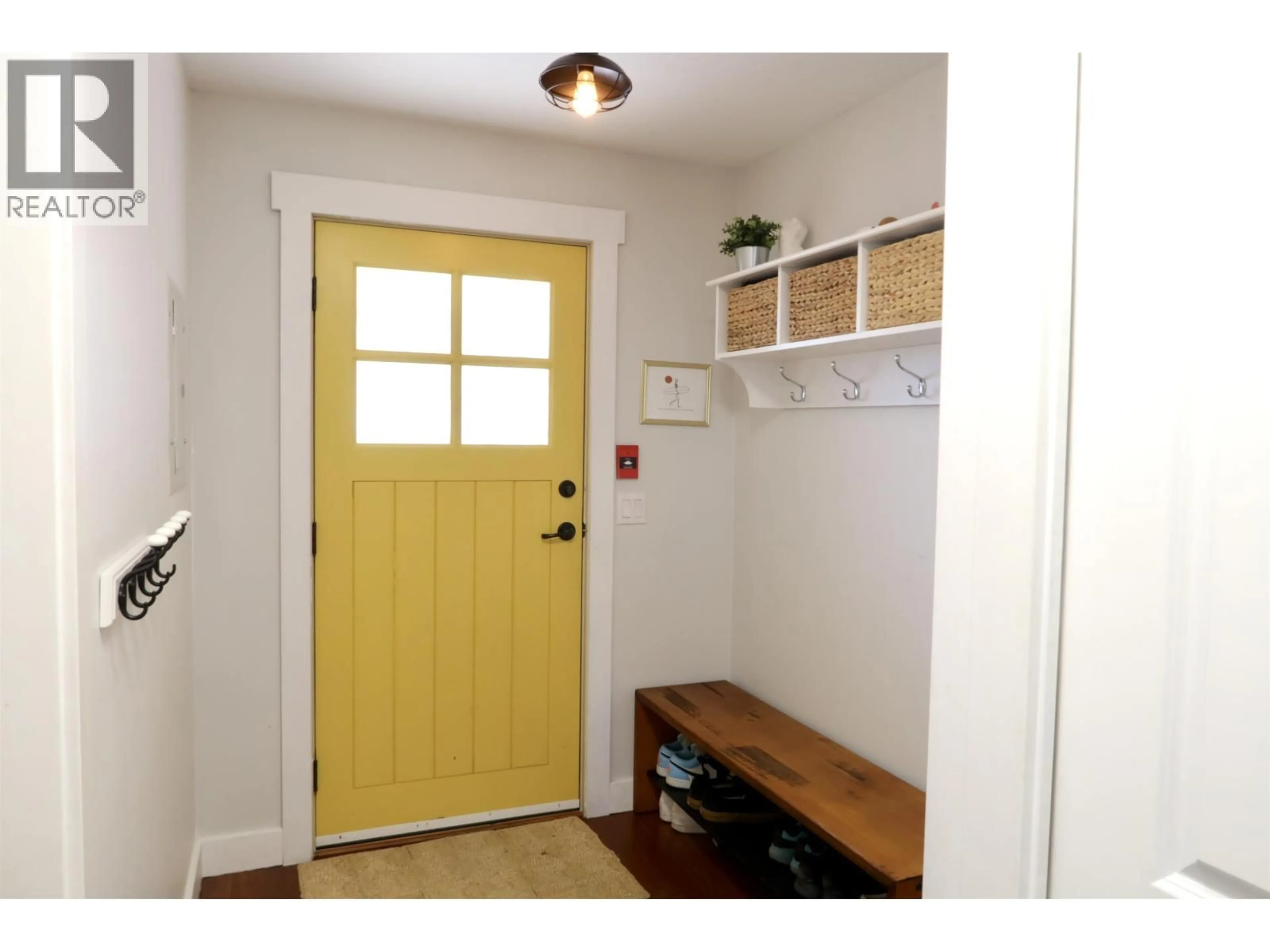 Indoor entryway for 201 - 414 GOWER POINT ROAD, Gibsons British Columbia V0N1V0