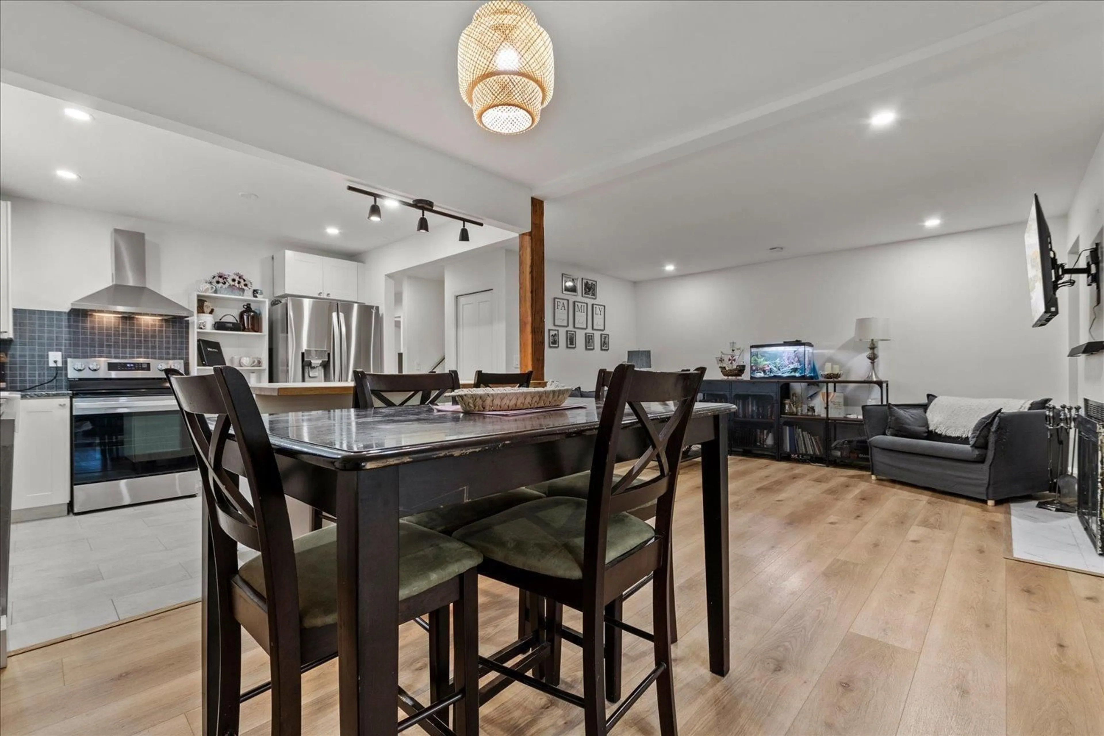 Dining room, wood/laminate floor for 8542 MCCUTCHEON AVENUE, Chilliwack British Columbia V2P7K7