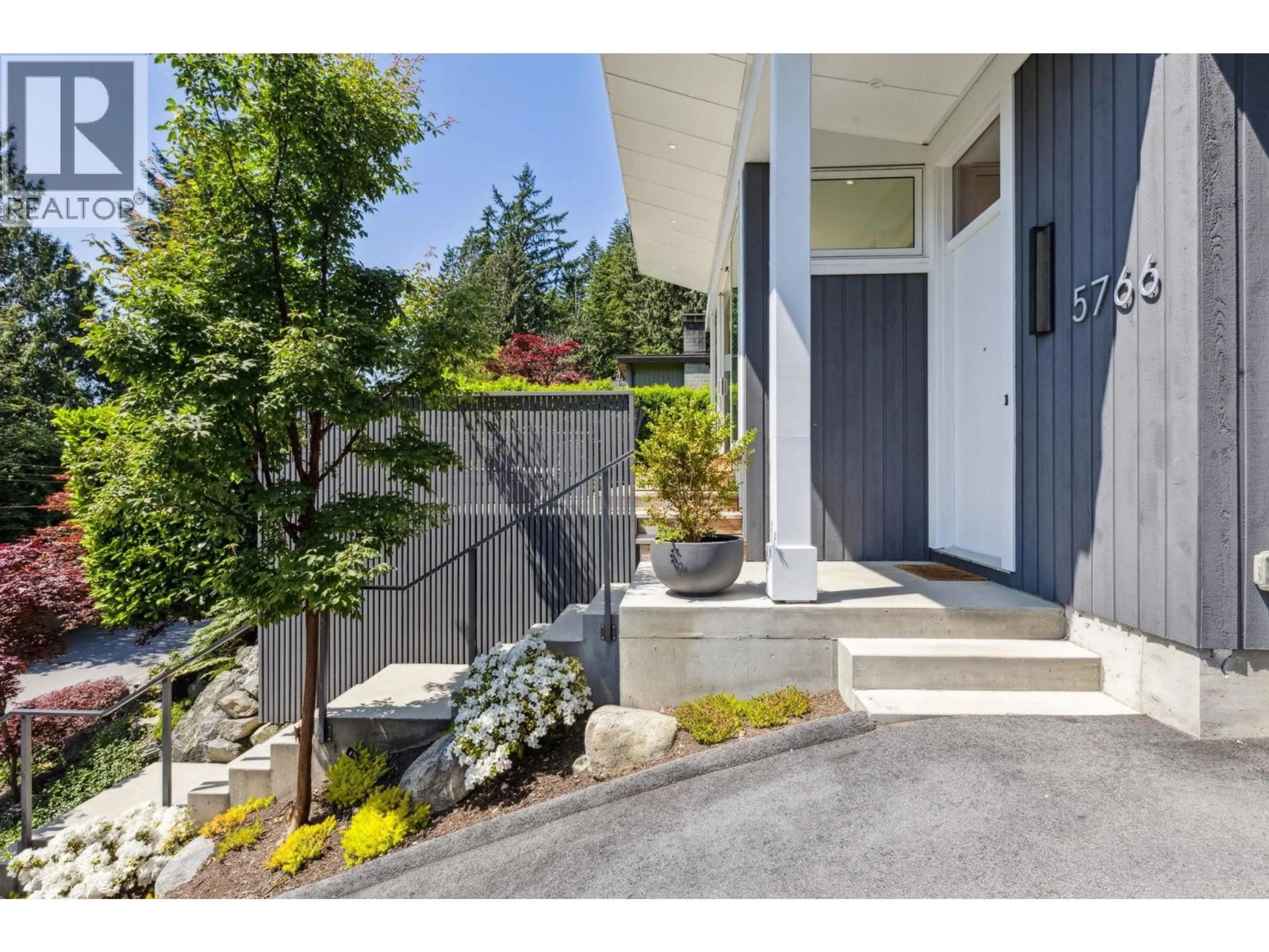Indoor entryway for 5766 CRANLEY DRIVE, West Vancouver British Columbia V7W1S8