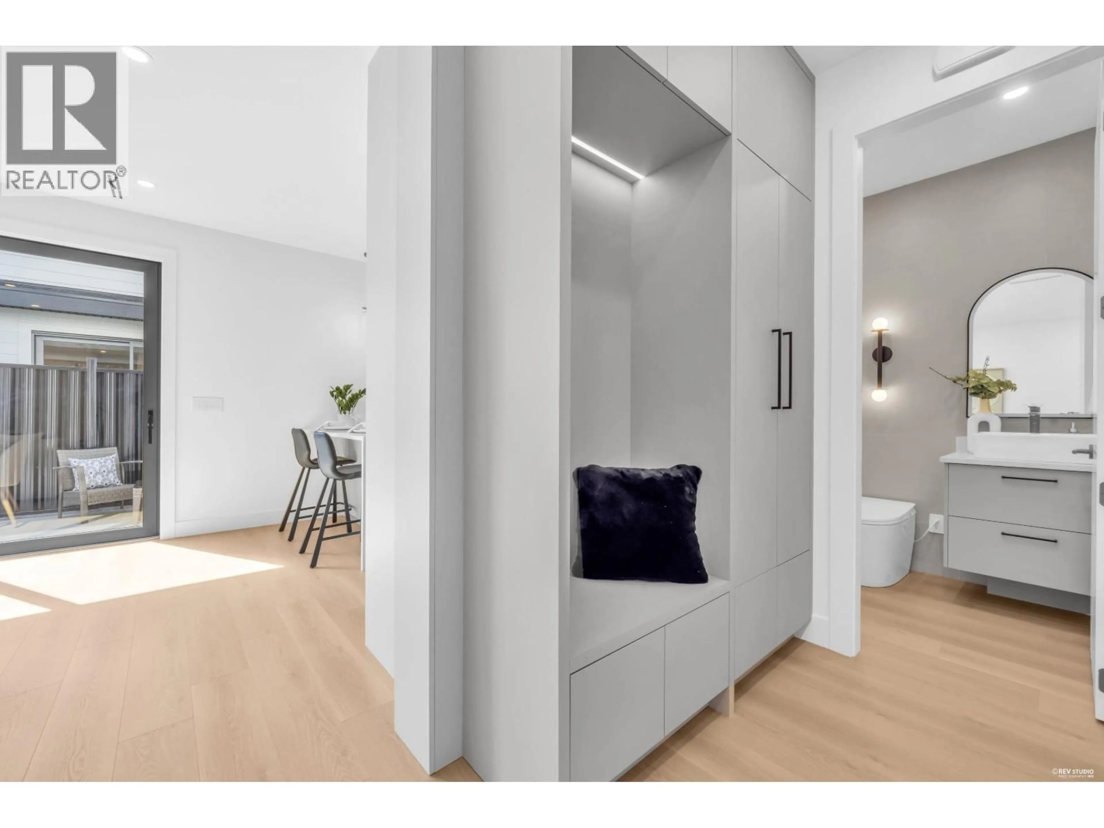Indoor entryway for 4 - 2316 CLIFF AVENUE, Burnaby British Columbia V5A2L2