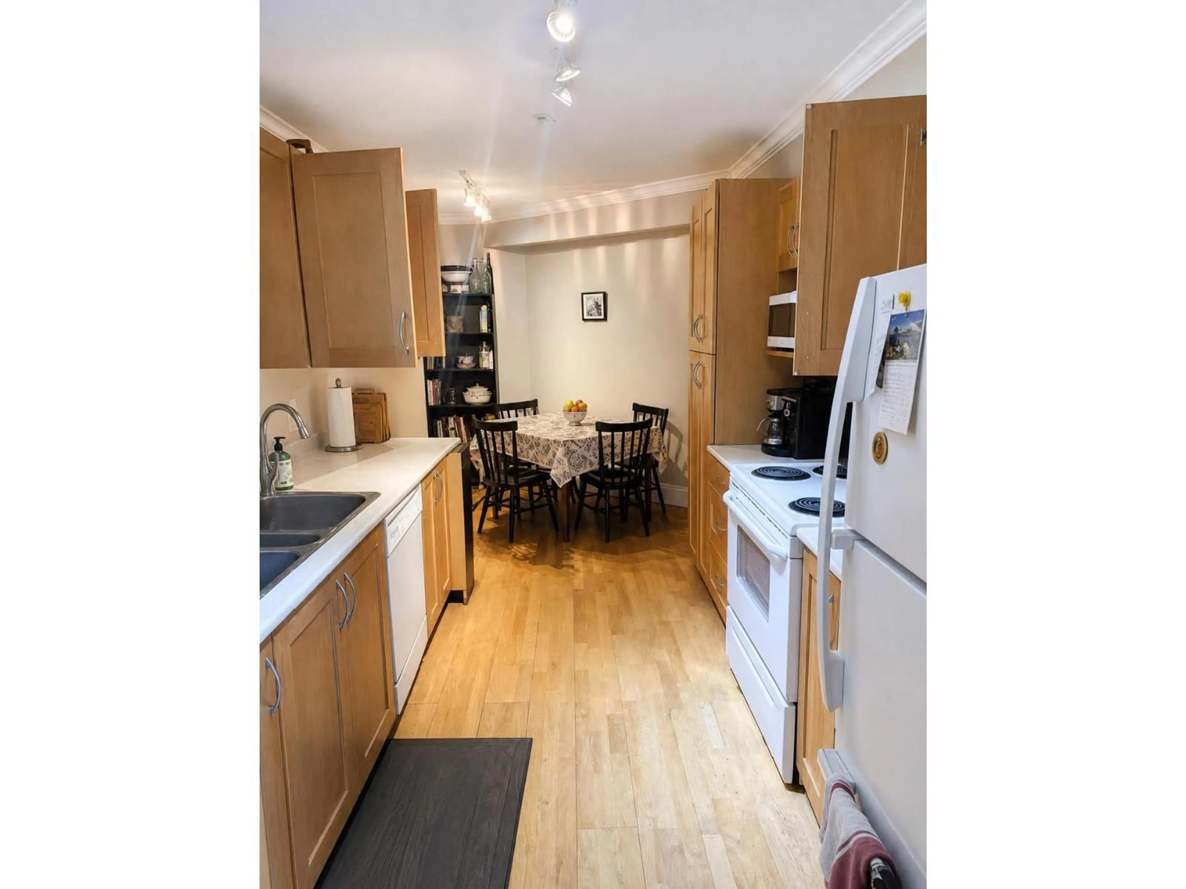 Unknown for 204 - 15621 MARINE DRIVE, White Rock British Columbia V4B1E1