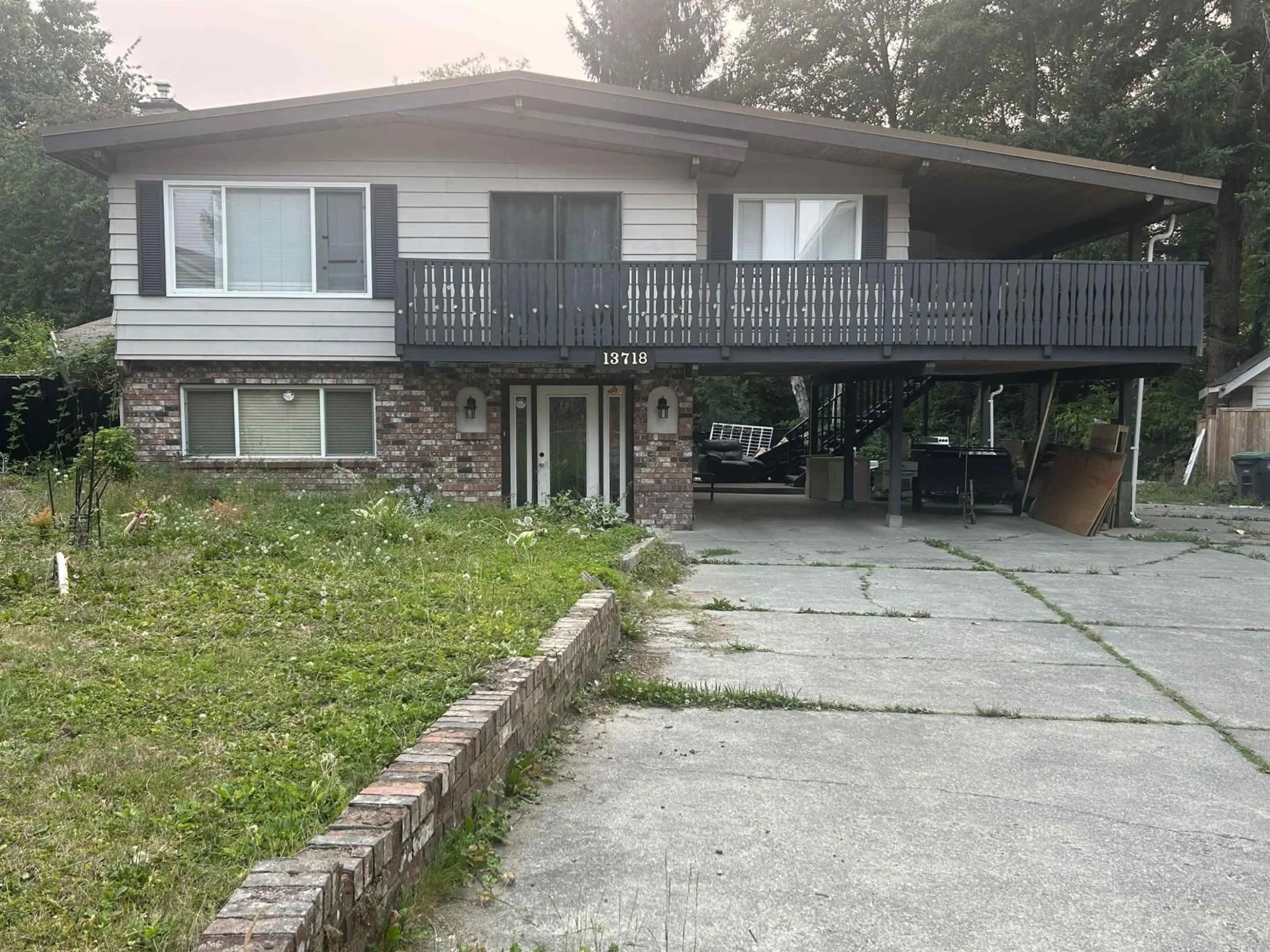 A pic from outside/outdoor area/front of a property/back of a property/a pic from drone, unknown for 13718 GLEN PLACE, Surrey British Columbia V3V6L5