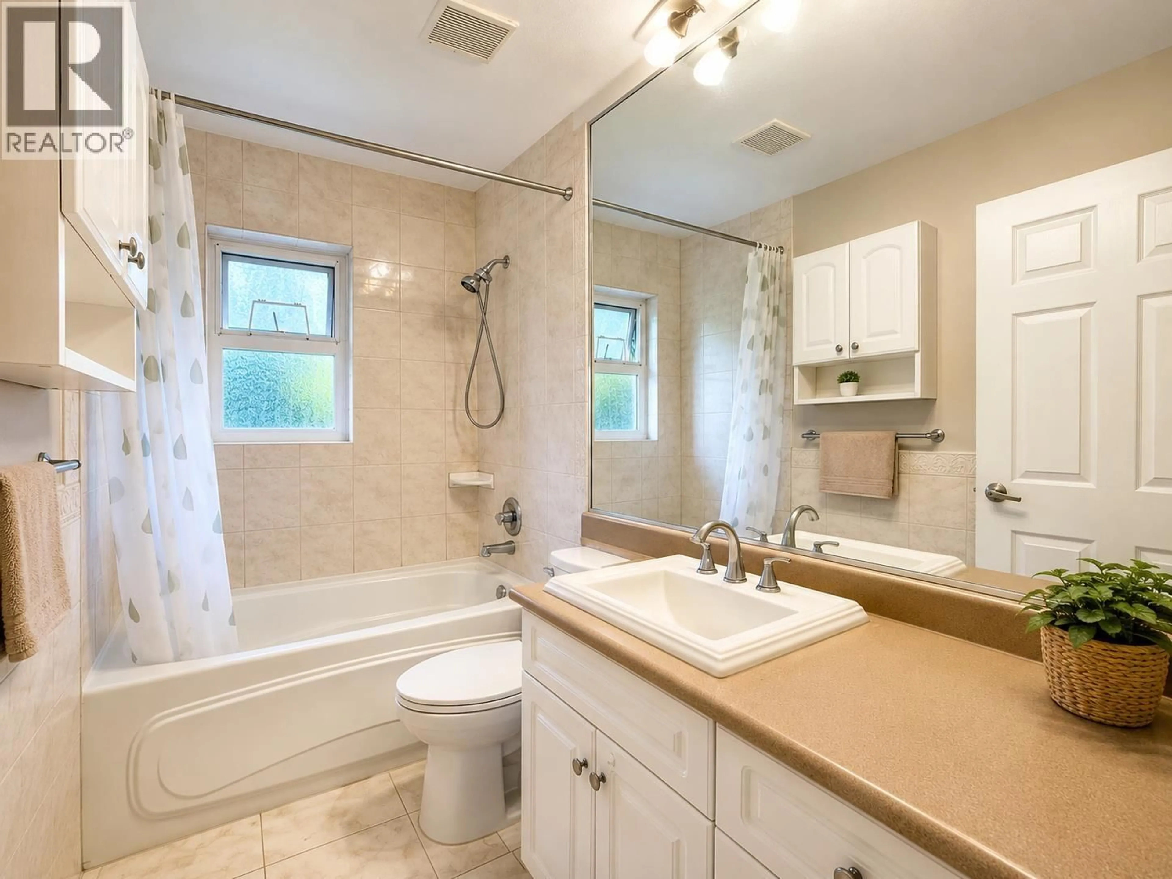 Standard bathroom, ceramic/tile floor for 910 ROBINSON STREET, Coquitlam British Columbia V3J4G6