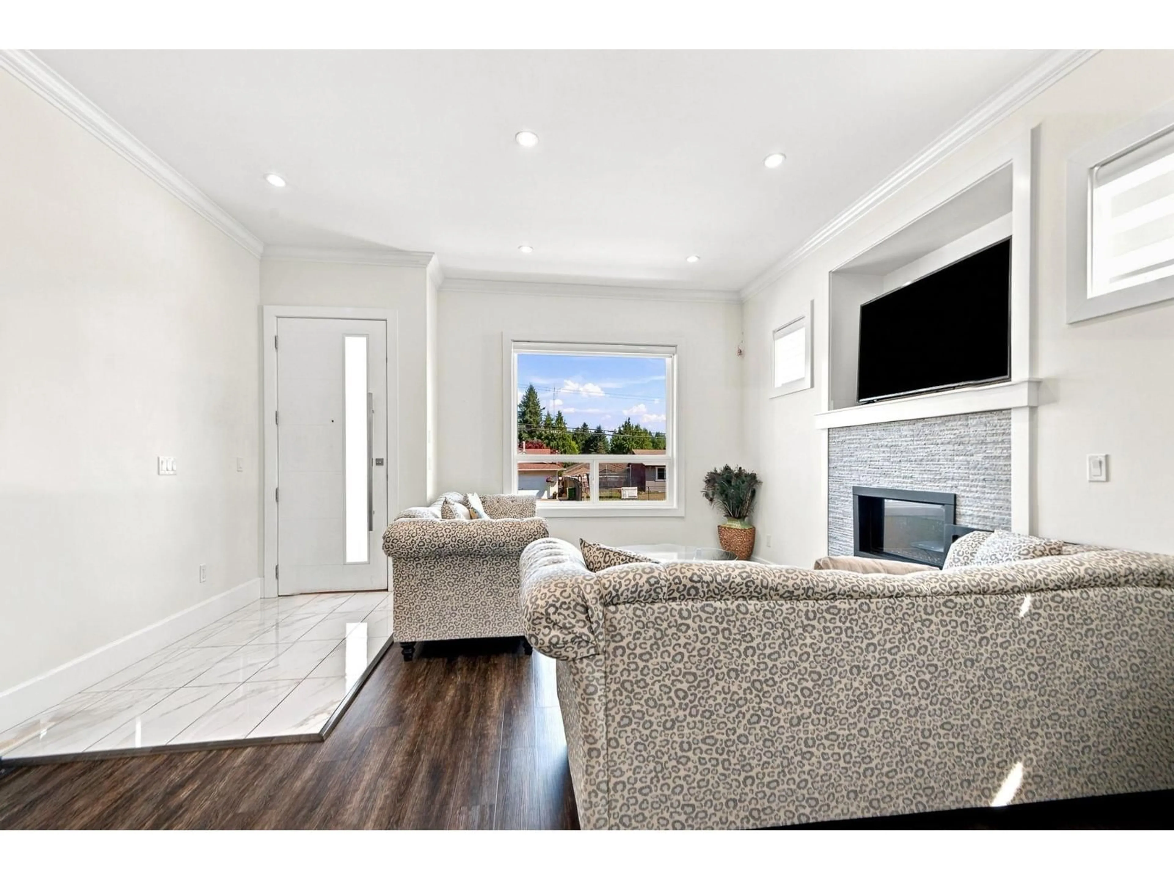Living room with furniture, wood/laminate floor for 32594 PEARDONVILLE ROAD, Abbotsford British Columbia V2T1N3