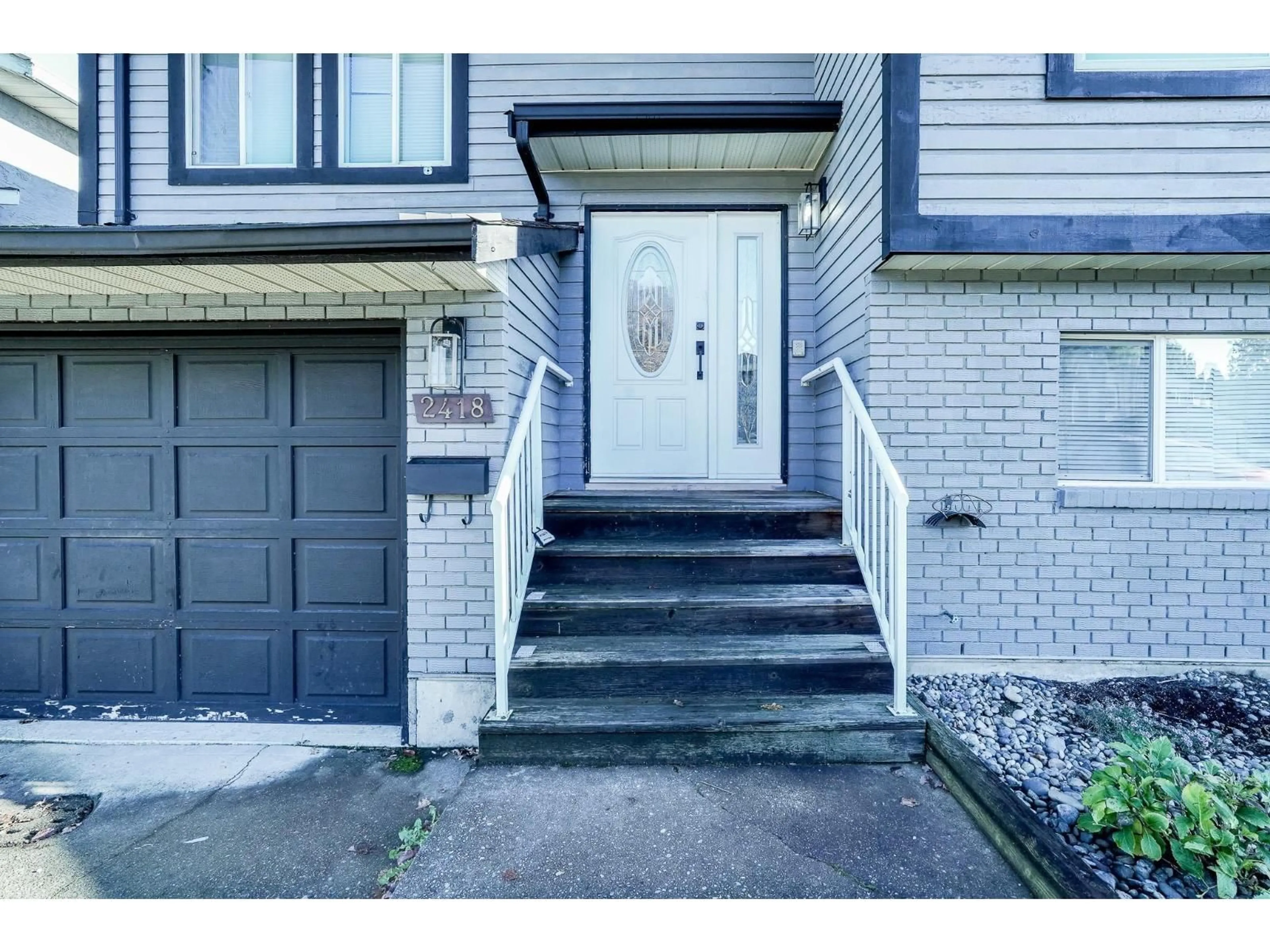 Indoor entryway for 2418 WAYBURNE CRESCENT, Langley British Columbia V2Y1B7